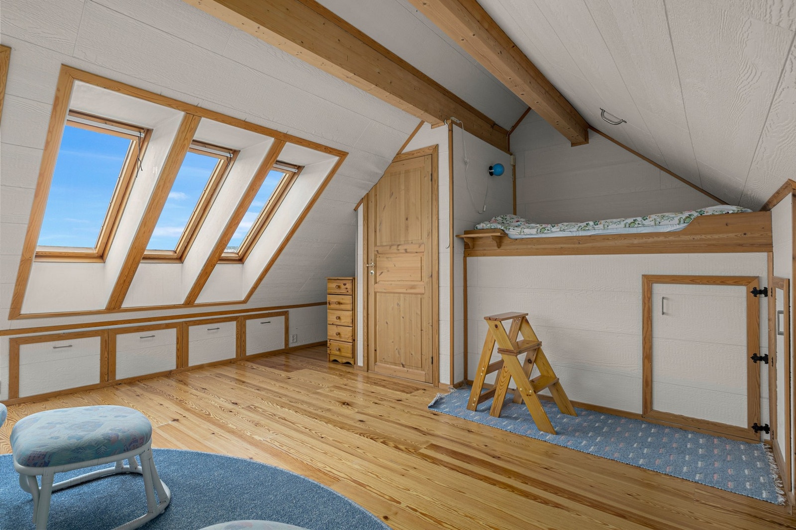 Praktisk loftstue med rikelig med naturlig lys. Galleribilde