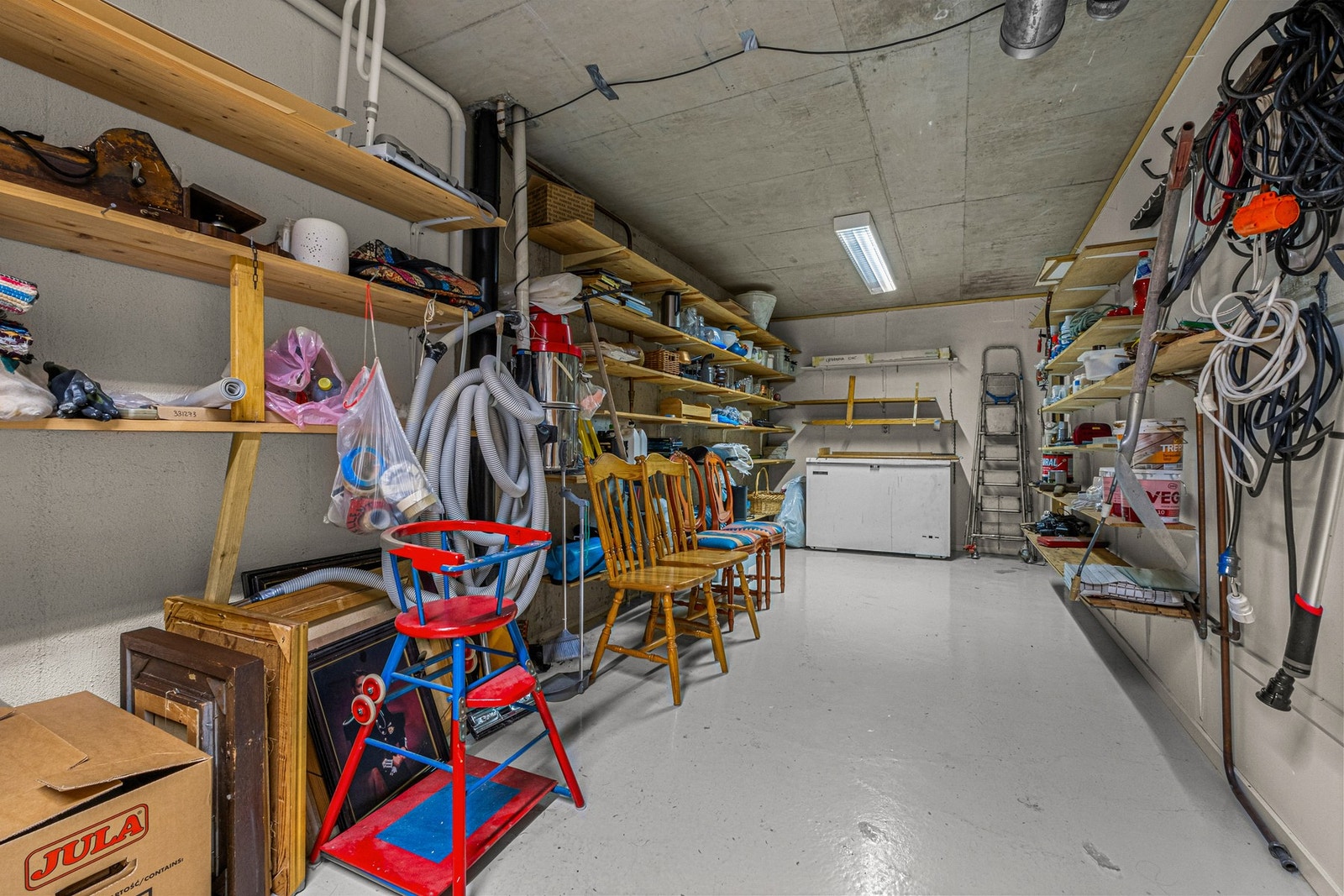 Det er rikelig med oppbevaringsmuligheter i kjellerboden som måler inn på 22 kvm. Galleribilde