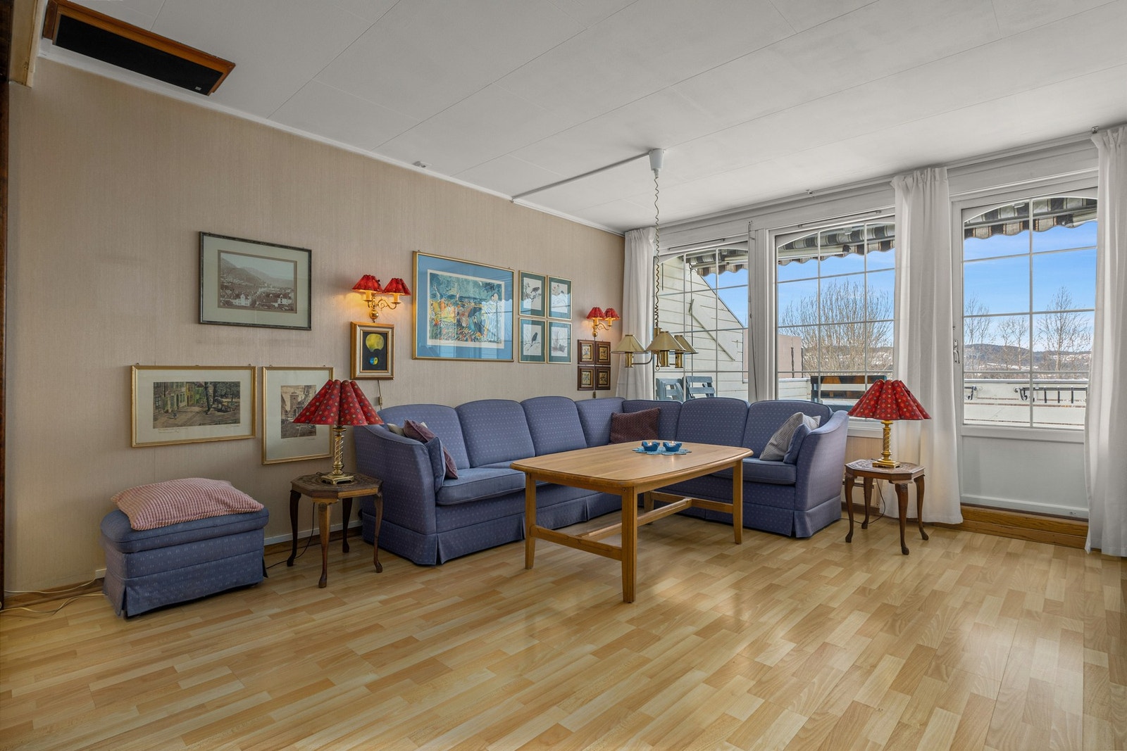 Stuens store vindusflater bidrar til rikelig med naturlig lysinnslipp Galleribilde