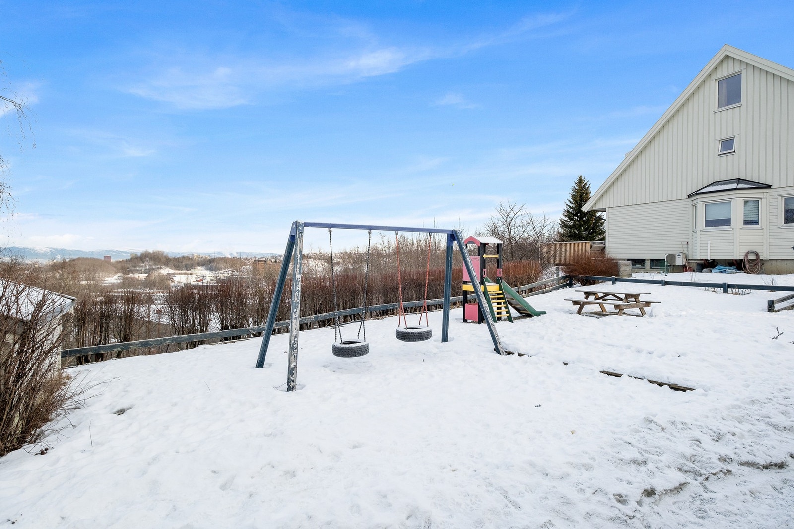 Rekkehuset ligger i et meget barnevennlig område med flere lekeplasser for de minste Galleribilde