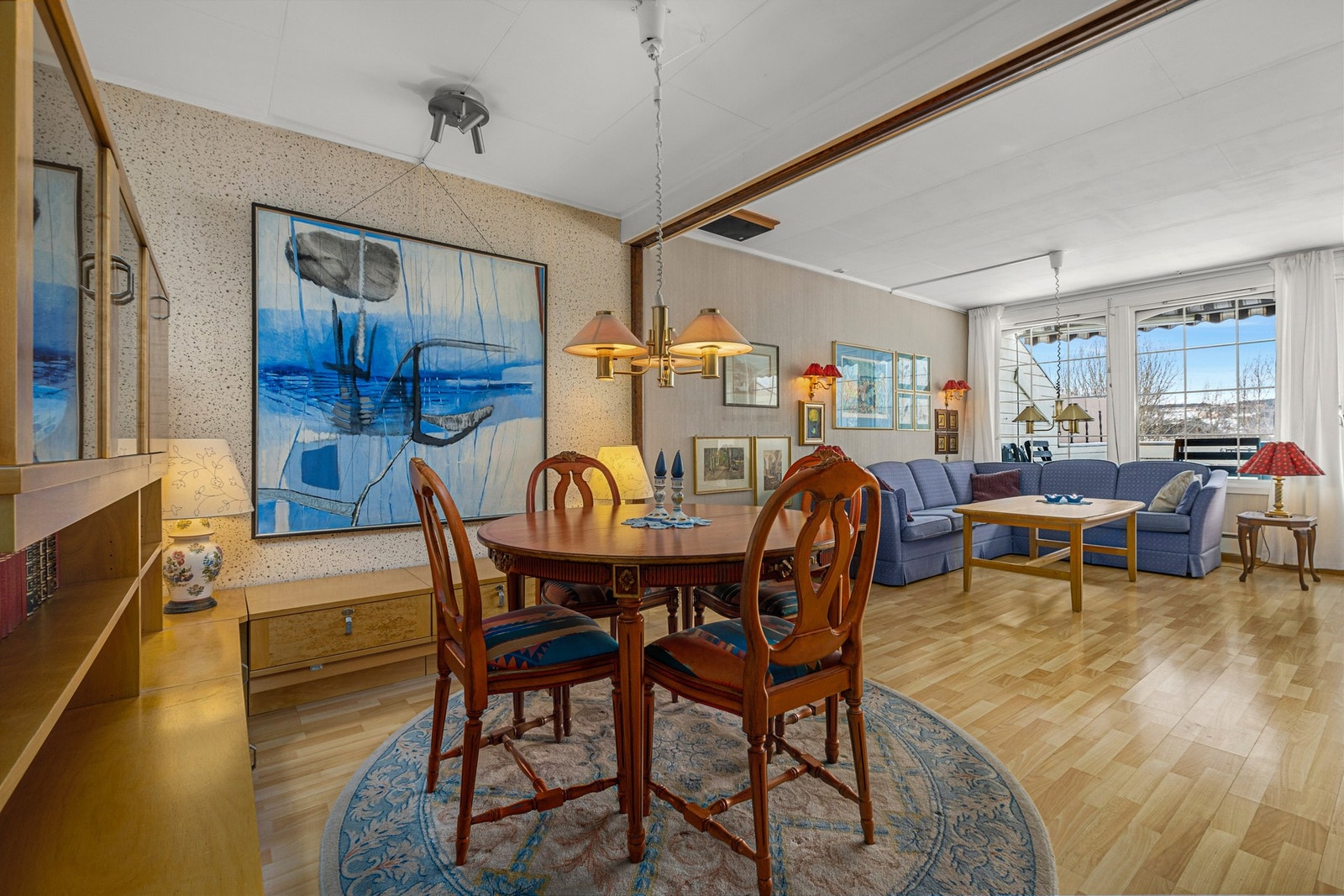 Mellom stuen og kjøkkenet er det god plass til ønsket spisestue. Galleribilde