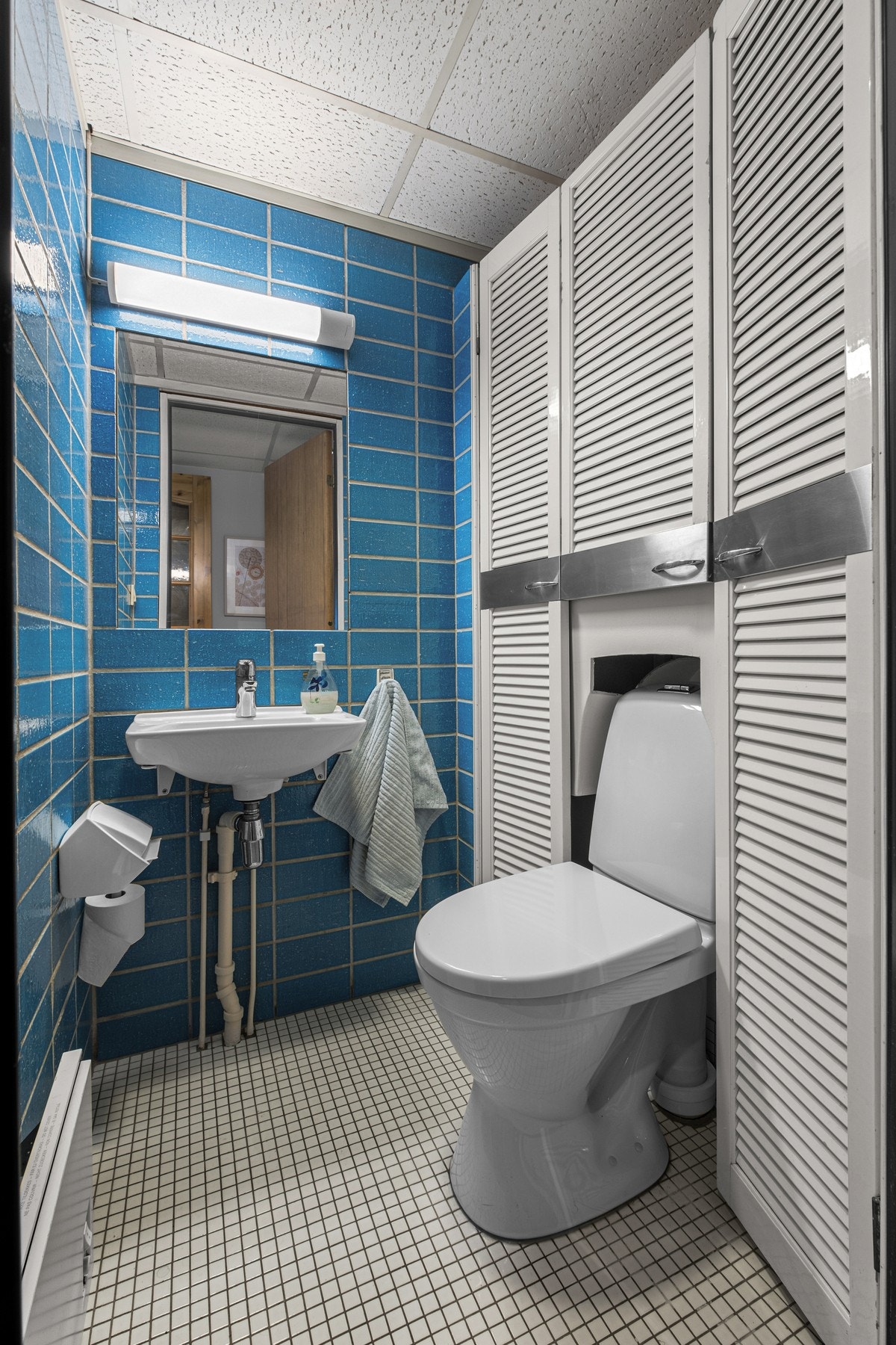 Et toalettrom finner du like ved boligens entré. Galleribilde