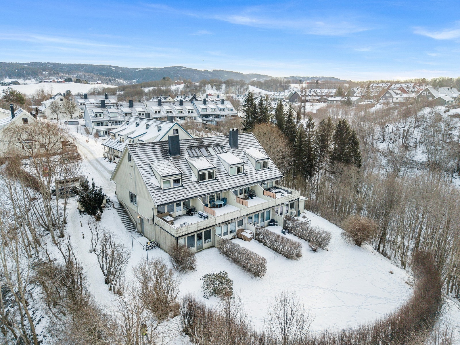 Rekkehuset har en flott beliggenhet i blindveg med nydelig utsikt. Galleribilde