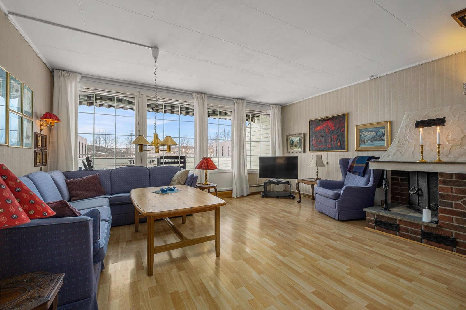 Stor og lys stue med god plass til ønsket sofagruppe og tilhørende møblement. Galleribilde