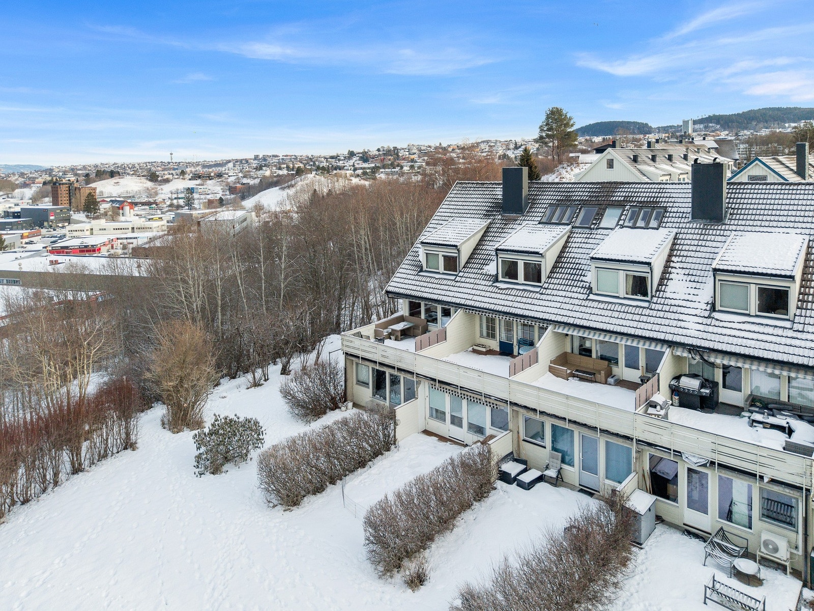 Rekkehuset ligger fint til i feltet med tilgang til lekeplasser og grøntarealer rett utenfor døren. Galleribilde