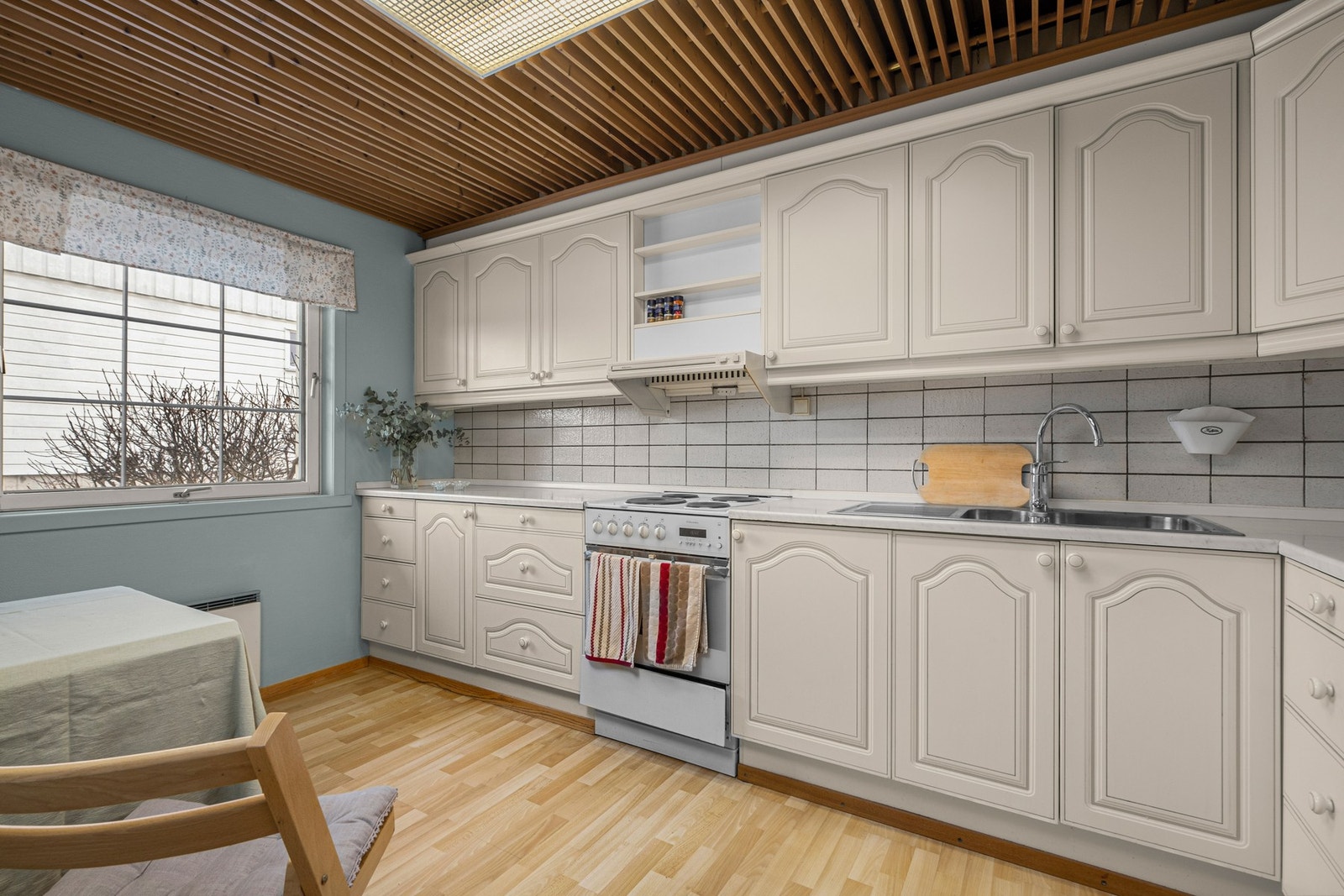 Her har du rikelig med skap og benkeplass. Galleribilde