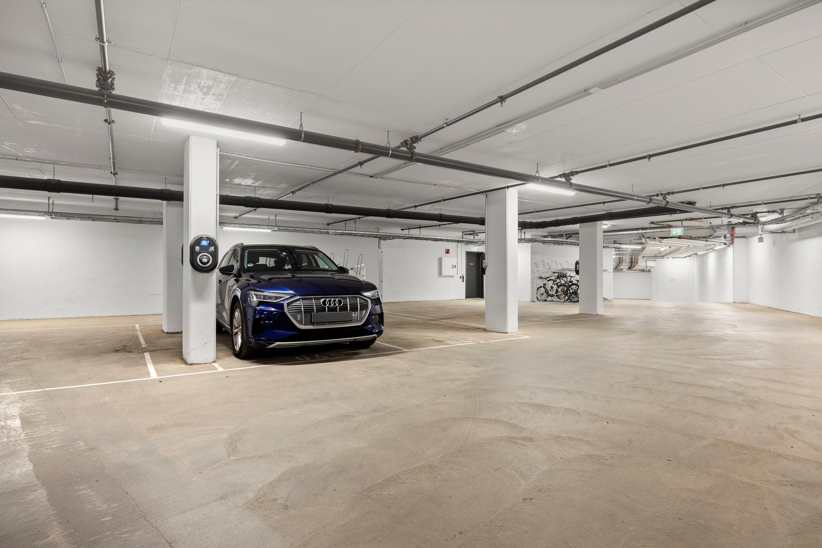 Ved kjøpet medfølger det garasjeplass med elbil-lader. Galleribilde