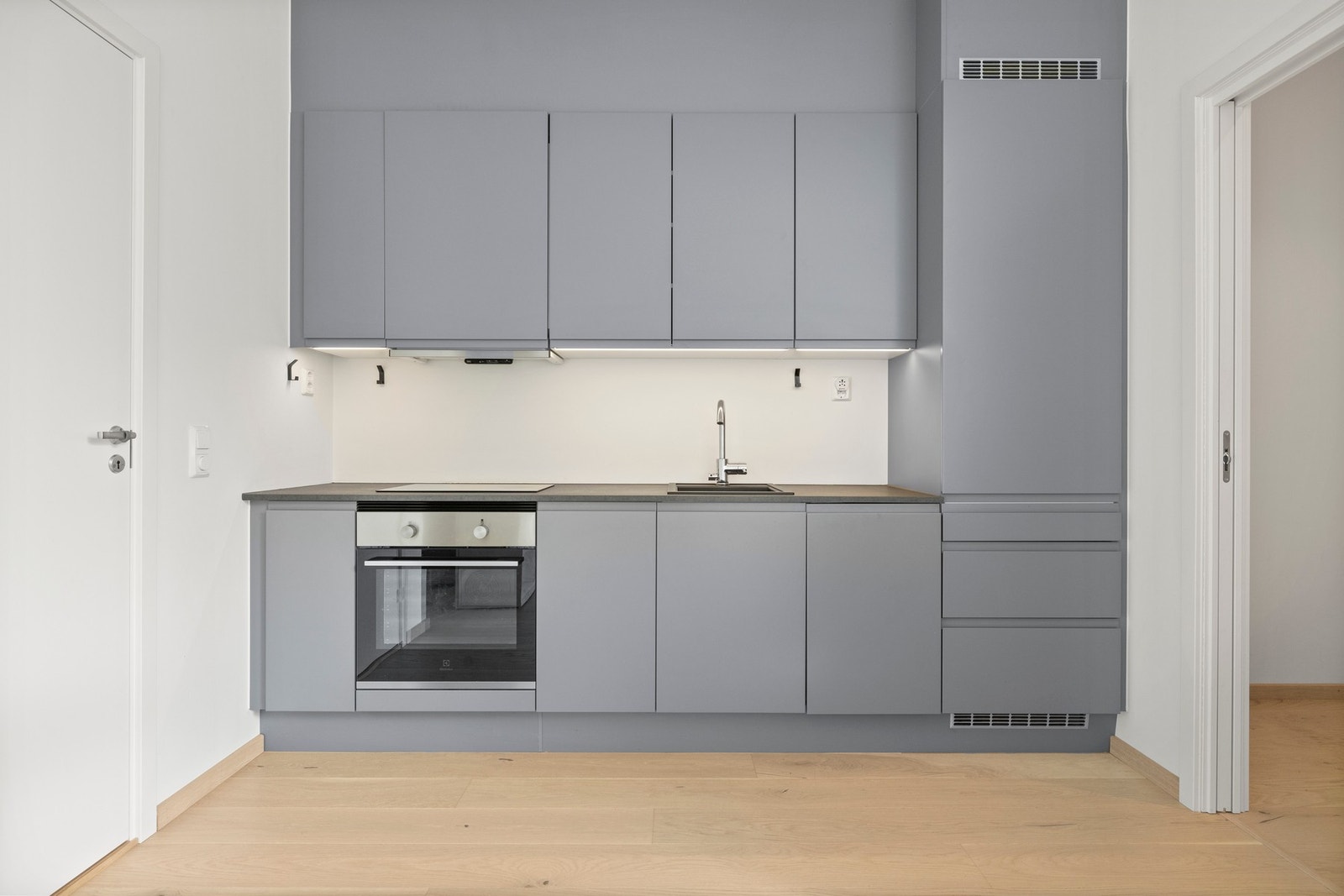 Alle hvitevarer er integrert - inkludert platetopp, stekeovn, oppvaskmaskin og kjøl/frys. Galleribilde