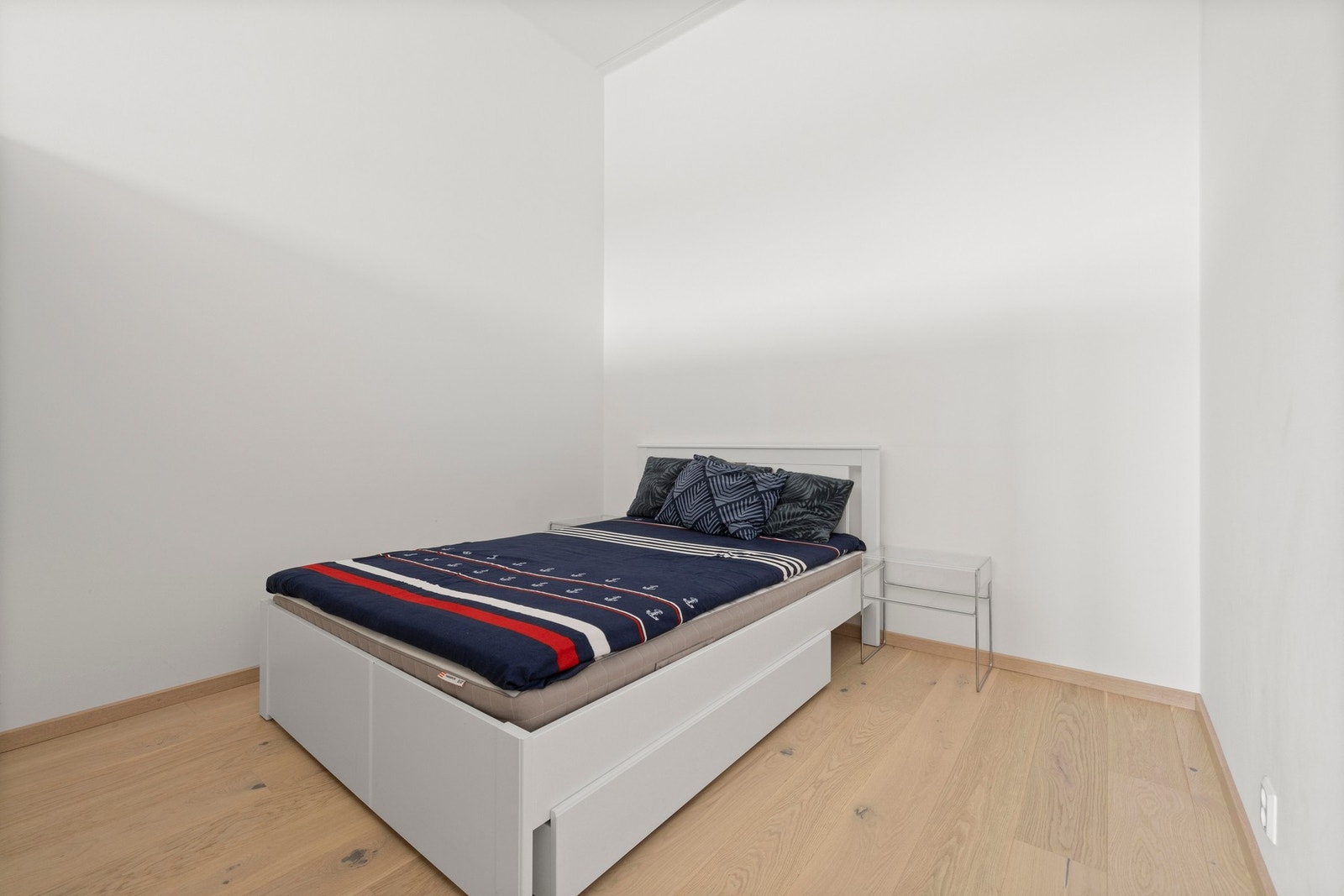 Her er det masse av rom til en større dobbeltseng, nattbord, kommode og annet ønskelig møblement. Galleribilde