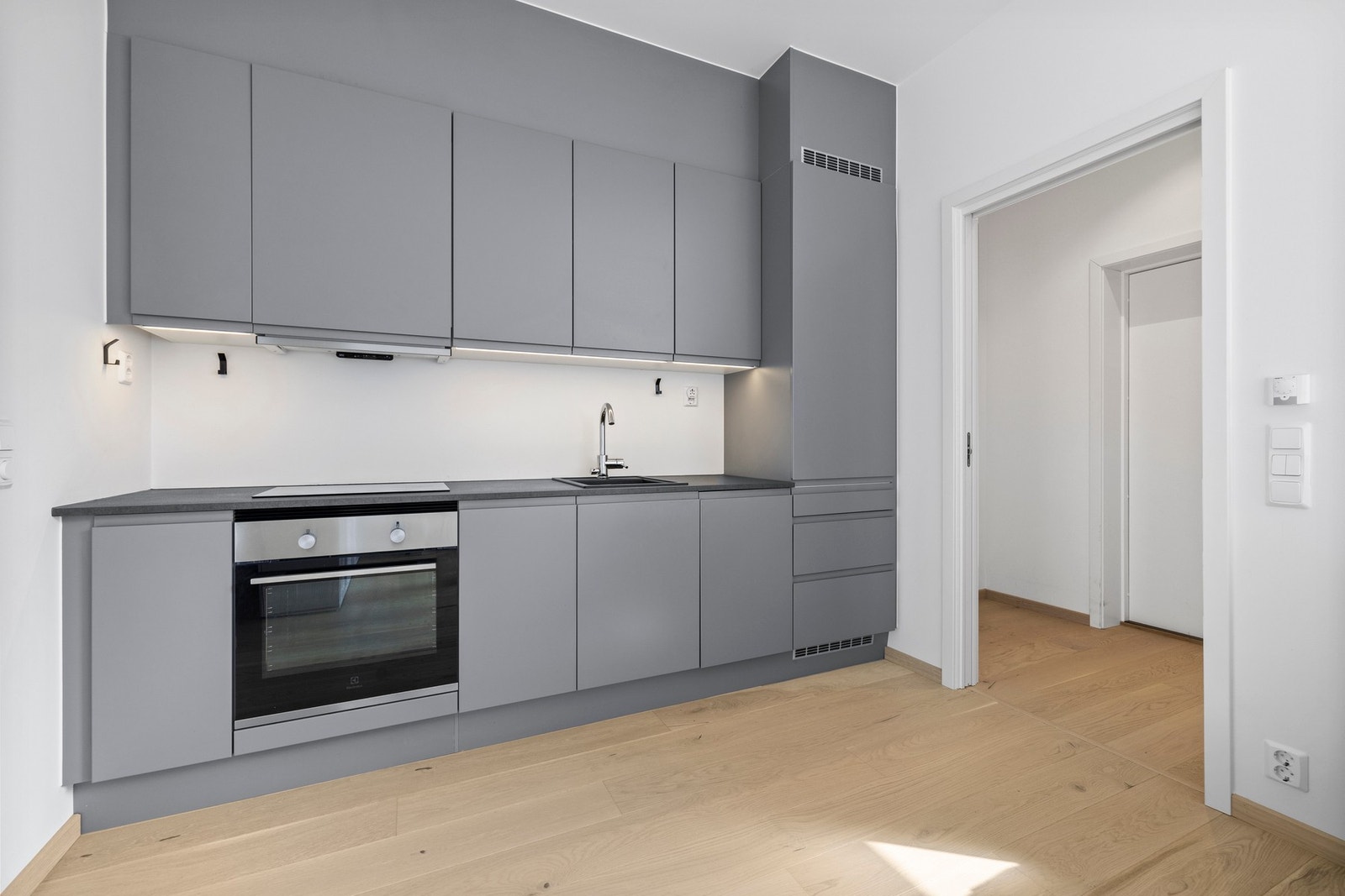 Kjøkkenet har en tidsriktig HTH-innredning. Plassen er godt utnyttet med god plass i både under- og overskap. Galleribilde