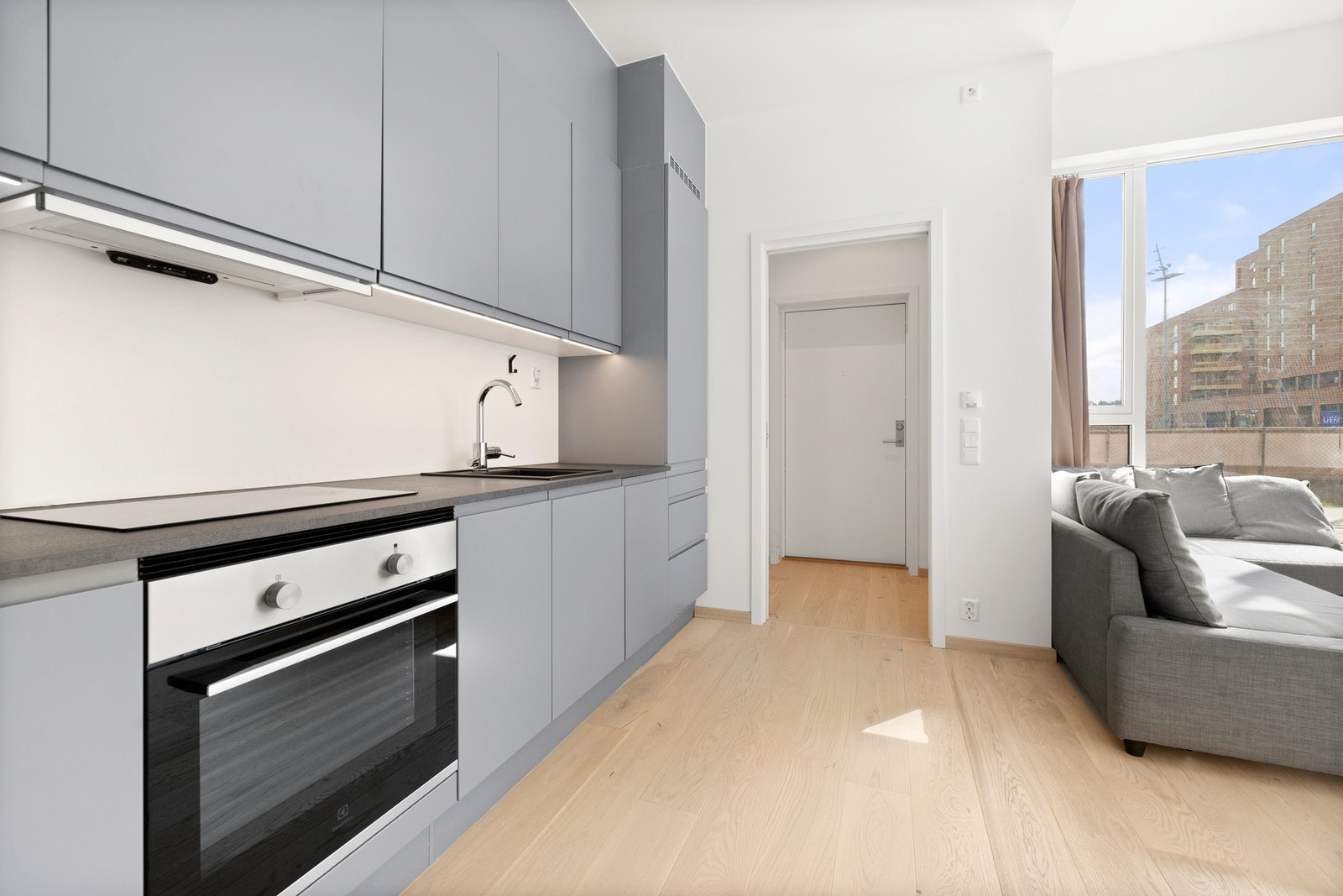 Rett inn fra entréen kommer vi til den åpne stue/-kjøkkenløsningen. Meget praktisk! Galleribilde