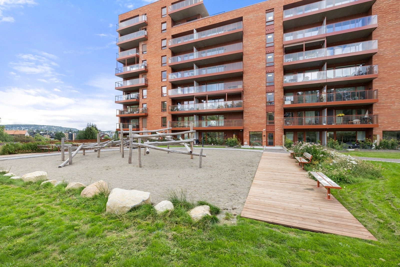 Fine felles uteområder med lekeplass og grøntarealer. Galleribilde