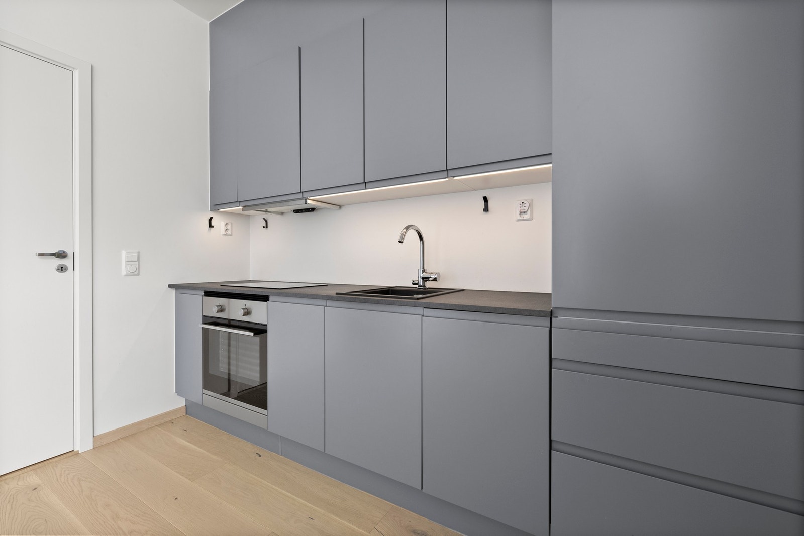 Ved kjøkkenet er det adkomst til baderommet. Galleribilde