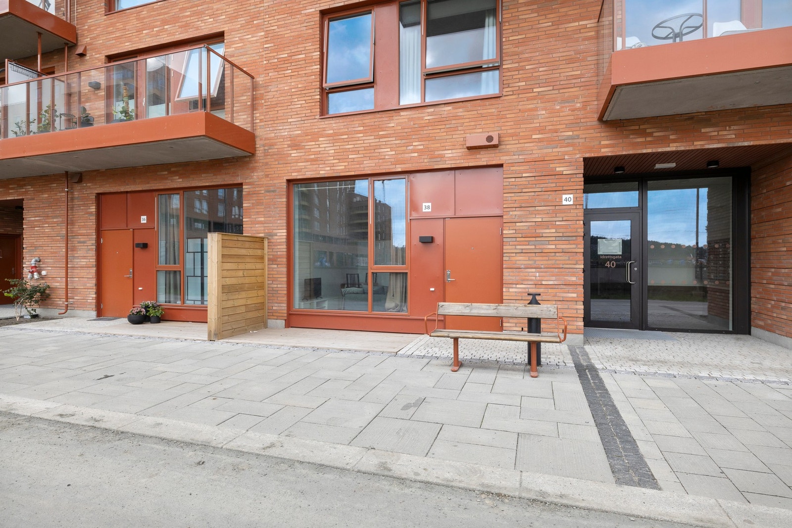 Dette er meget lekker og stilren selveier med en gjennomtenkt planløsning, høy standard og god takhøyde (3,4m!). Galleribilde