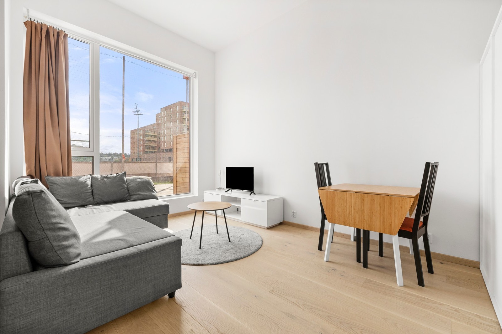 Her er det god plass til sofaseksjon og multimedia. Legg merke til takhøyden og de store vindusflatene. Galleribilde