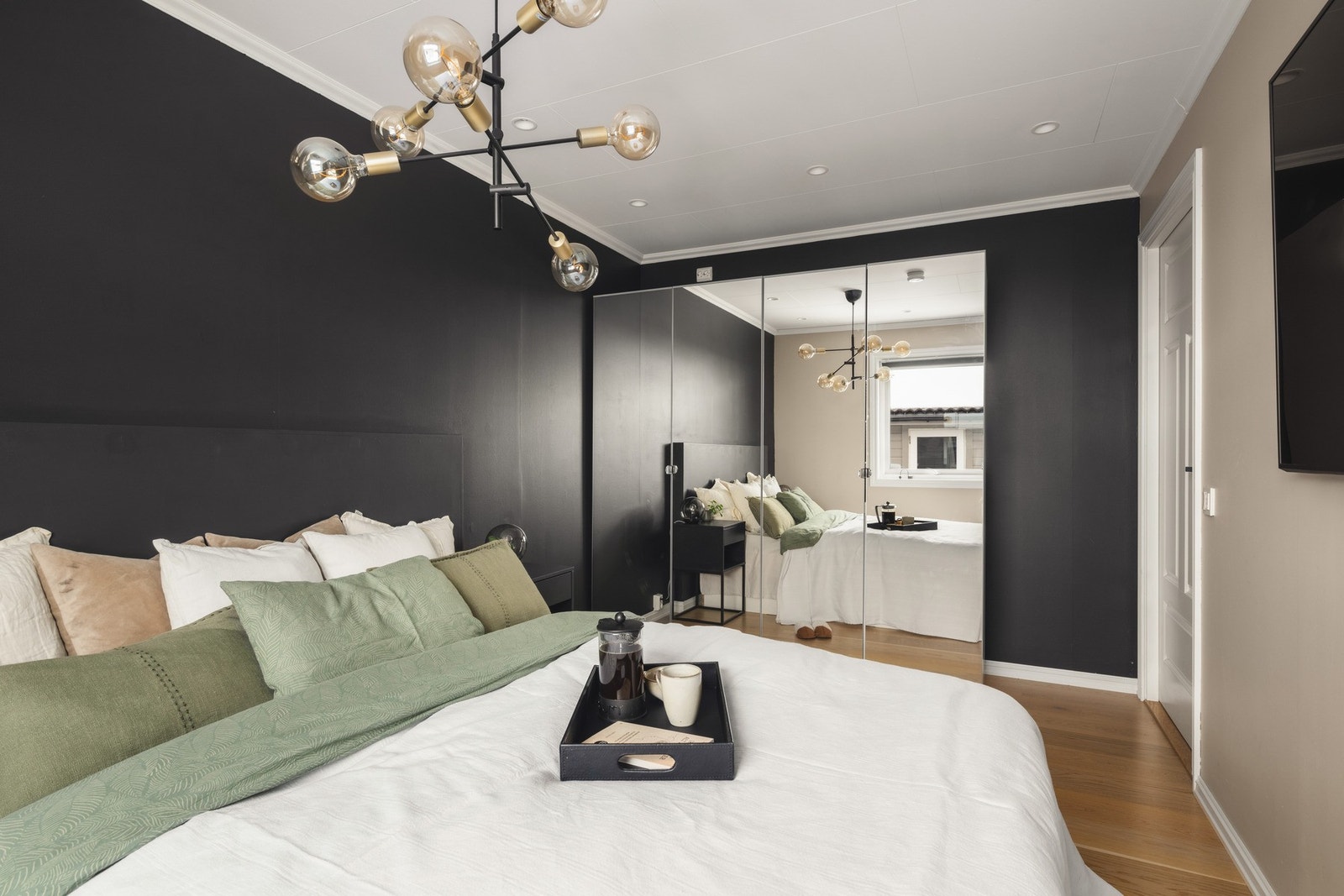 God plass til dobbeltseng og praktisk garderobeløsning Galleribilde