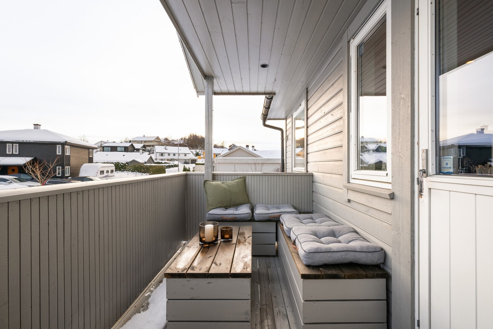 Plassbygde utemøbler på balkongen Galleribilde