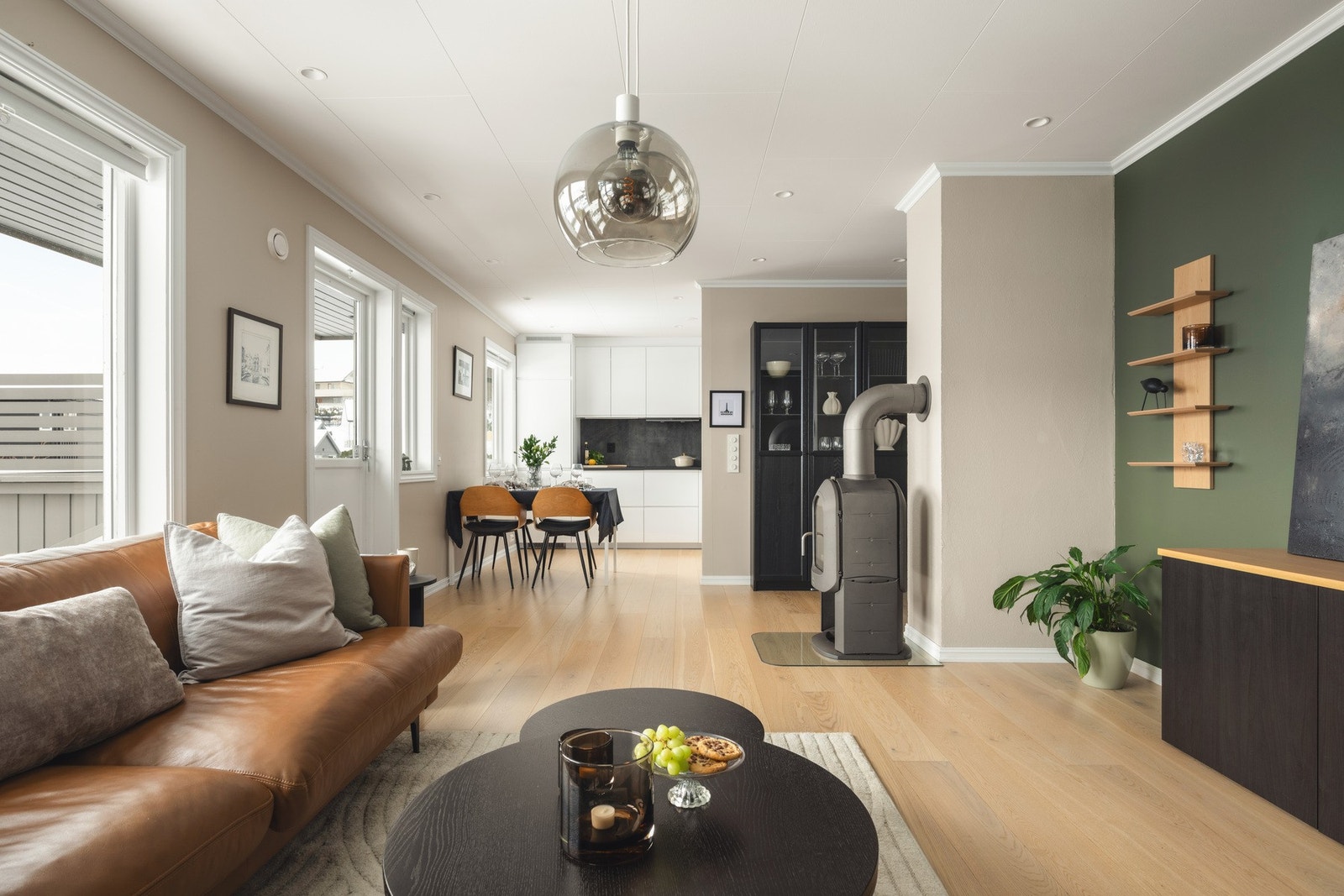 Meget flott leilighet med høy standard. Pent malte flater, spotter i tak og 1- stavs eikeparkett i alle rom Galleribilde