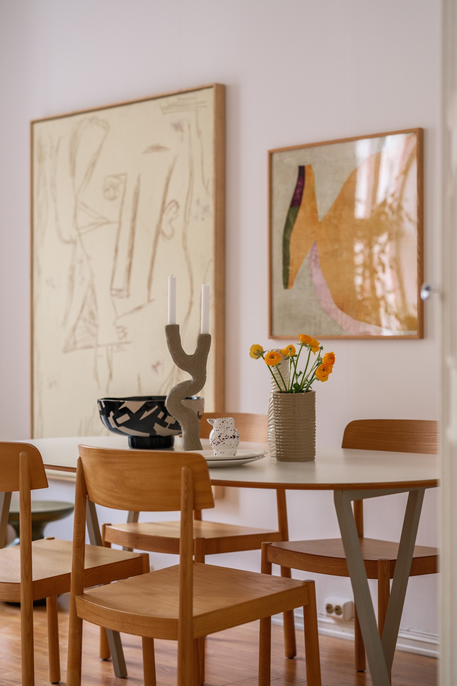 Stuen er et stort og lyst rom med laminat på gulv og lysmalte overflater. Galleribilde