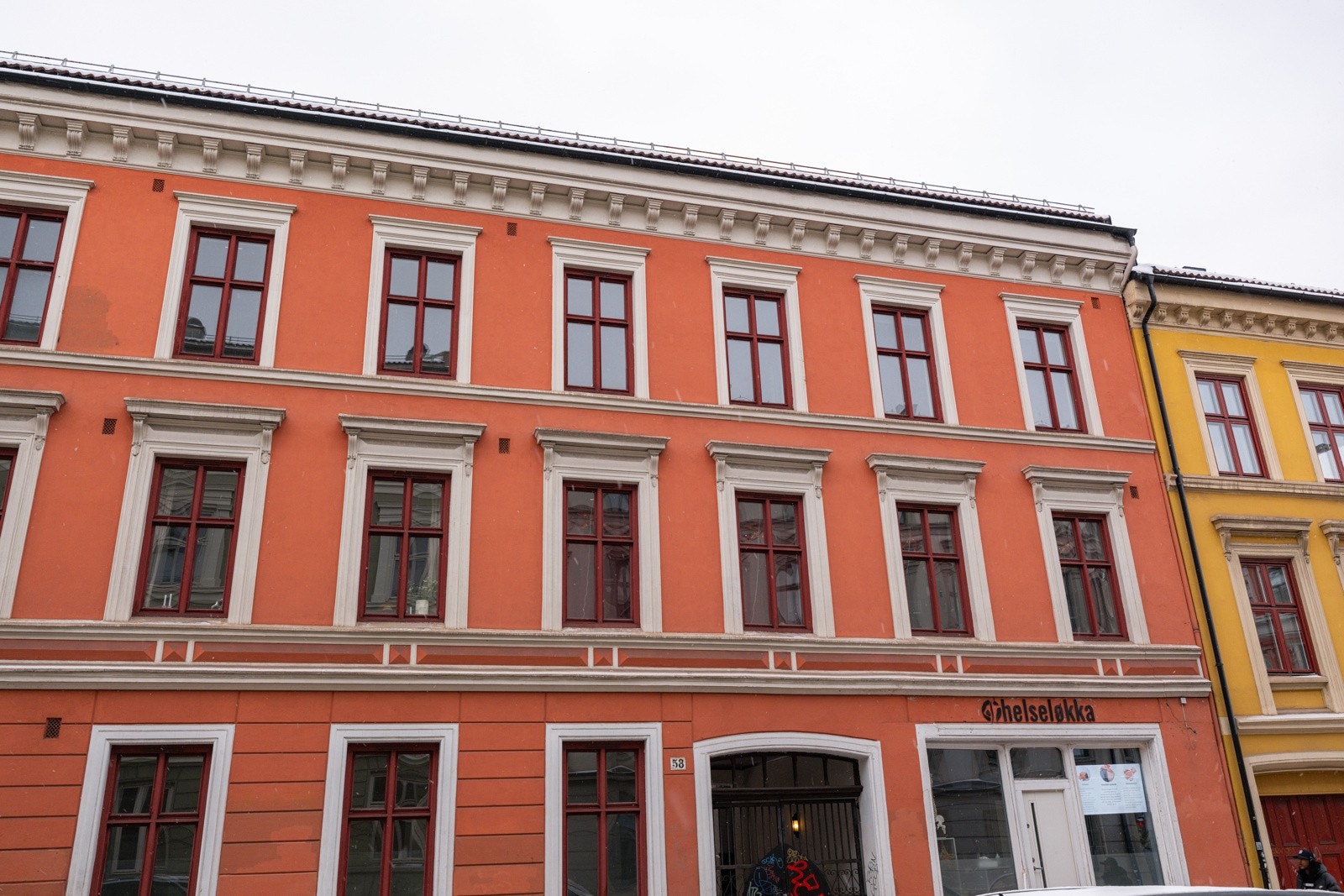 Attraktiv beliggenhet på Grünerløkka, like ved Birkelunden og Sofienbergparken. Her bor du med kort gangavstand til parker, kaféer, utesteder, butikker og et godt kollektivtilbud. Galleribilde