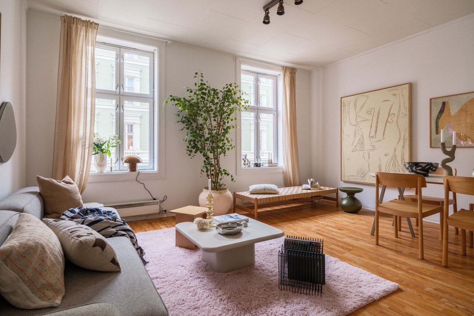 To store klassiske vinduer sørger for rikelig med naturlig lys. Alle vinduene i leiligheten har fine brede vinduskarmer for planter og dekor. Galleribilde