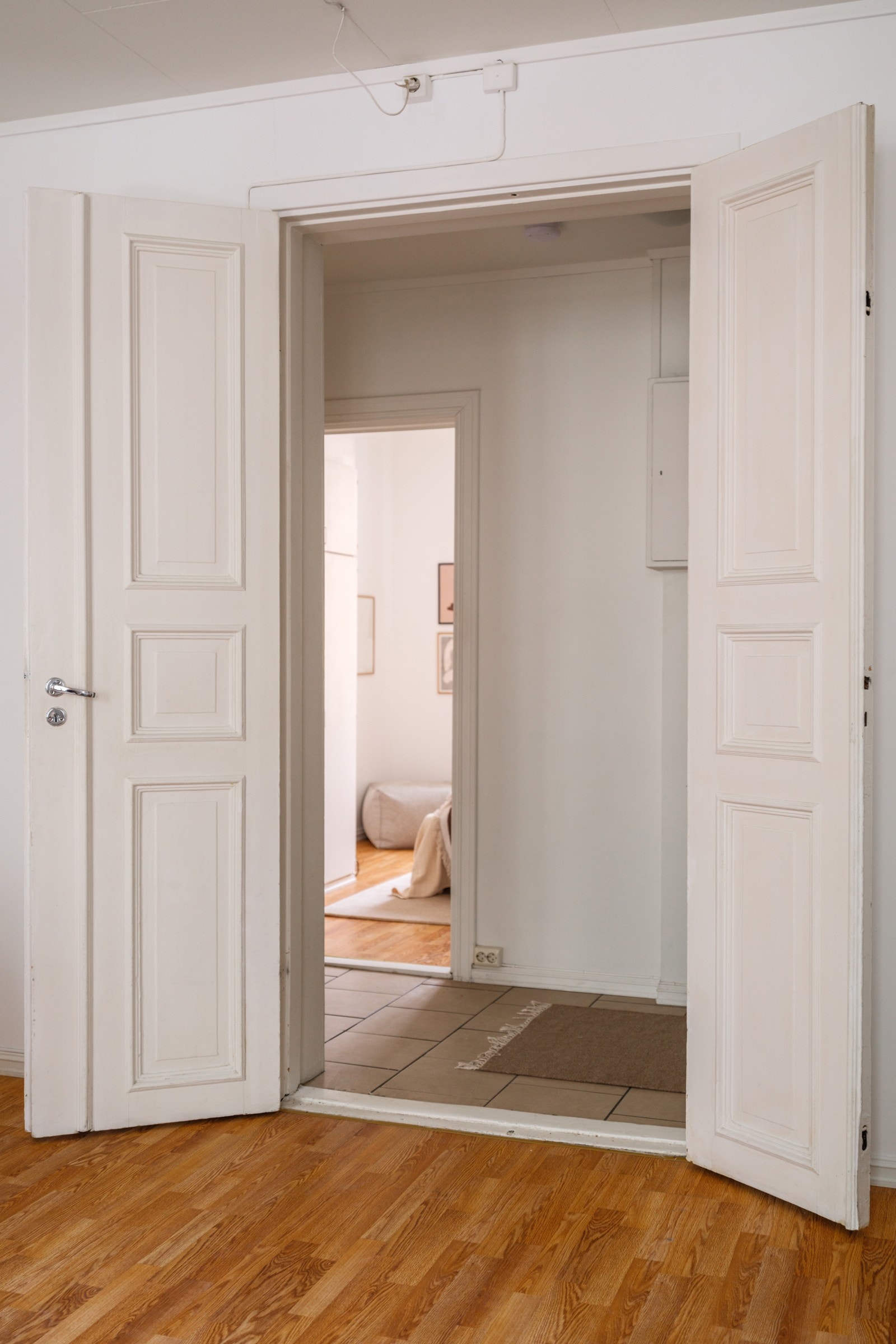 Fra entréen er det flotte originale fløydører inn til stuen som er det naturlige oppholdsrommet i leiligheten. Galleribilde