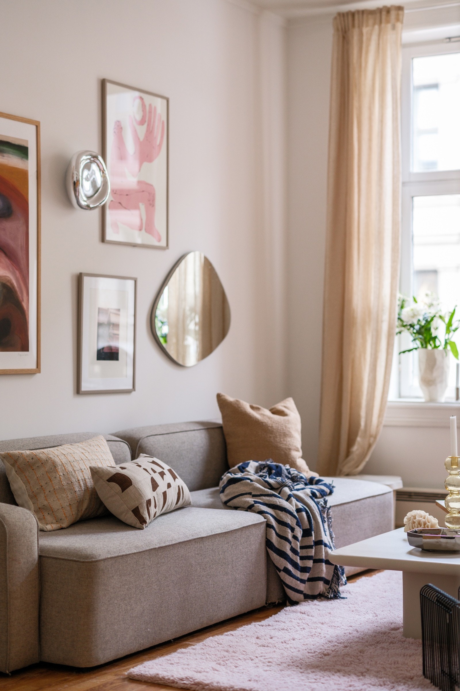 Lysinnslippet sammen med den gode takhøyden bidrar til en god og luftig romfølelse. Galleribilde