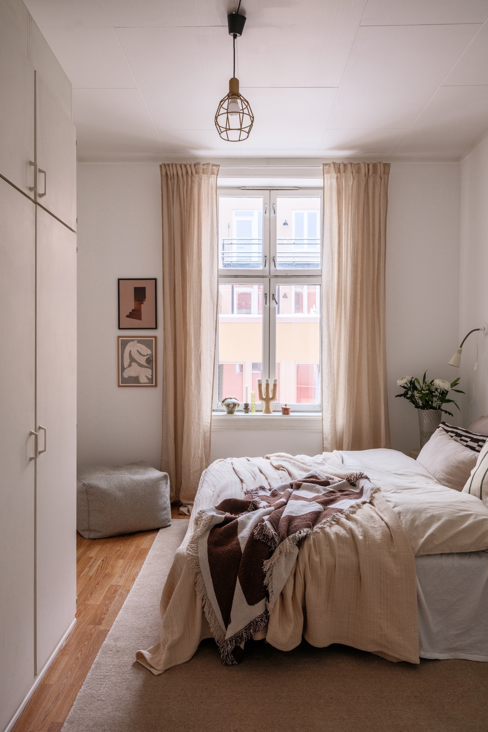 Leiligheten inneholder i dag totalt 3 soverom. Alle soverommene oppleves som lyse og luftige rom av god størrelse. Galleribilde