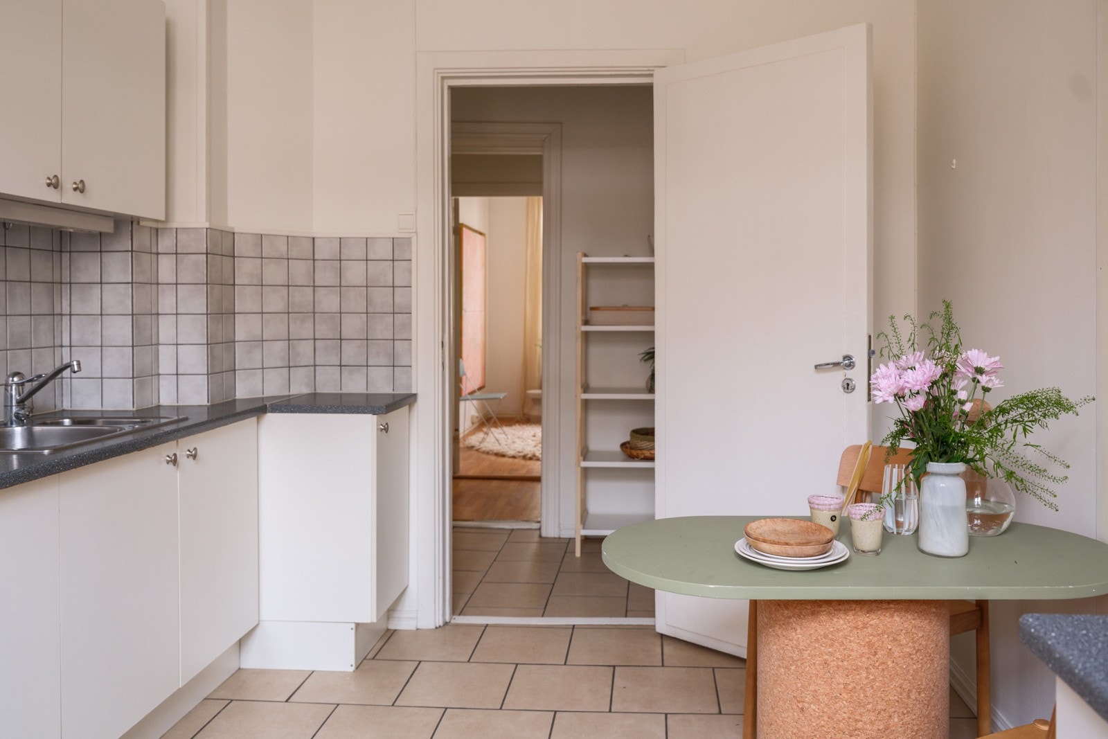 Kjøkkenet er utstyrt med en eldre komfyr som medfølger i handelen. Galleribilde