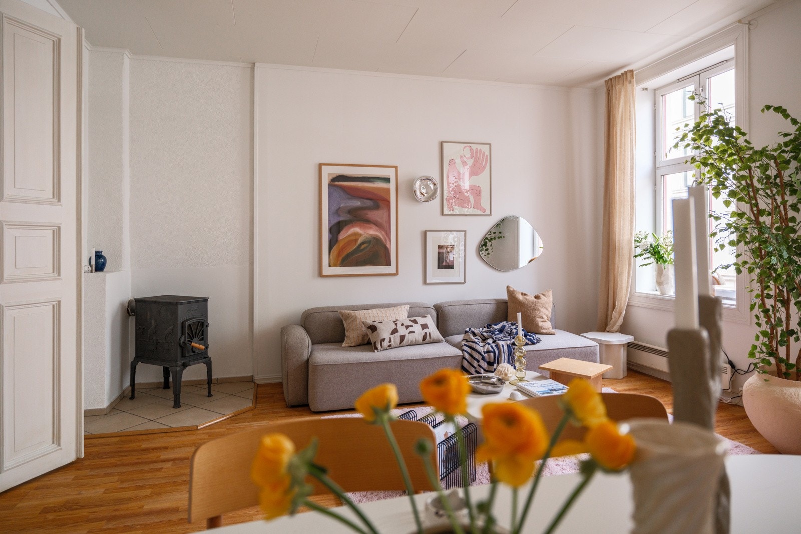 En lys og romslig 4(5)-roms selveierleilighet i en flott klassisk bygård fra 1897. Galleribilde