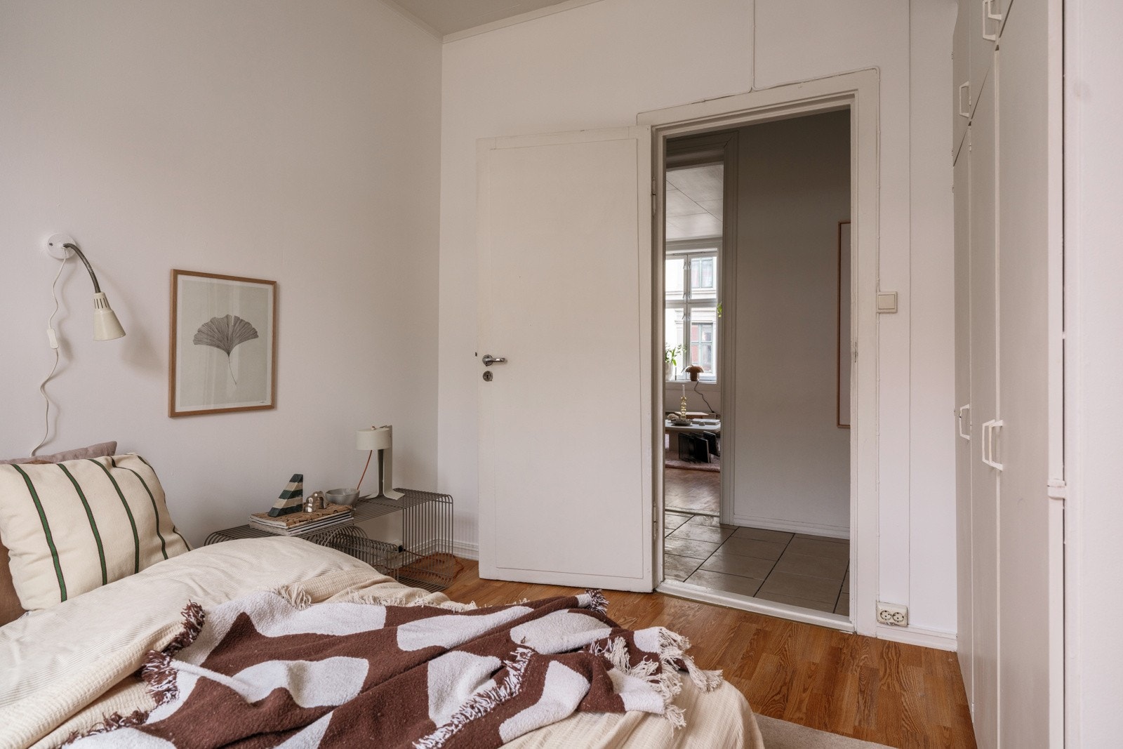 På det ene soverommet er det god oppbevaringsplass i plassbygde garderobeskap. Galleribilde