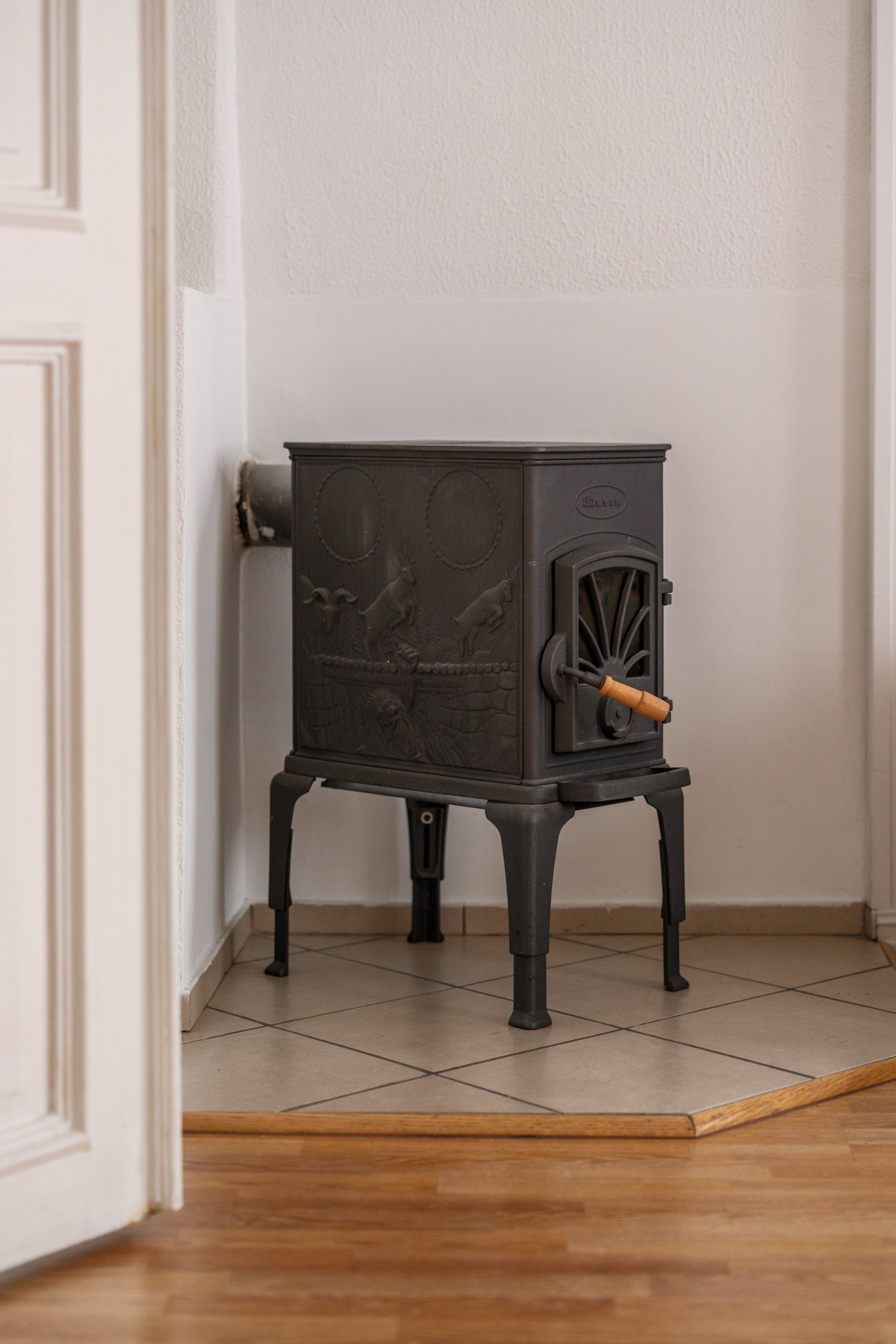 I hjørnet av stuen har du en sjarmerende vedovn fra Dovre som gir god varme og koselig atmosfære på kaldere høst- og vinterdager. Galleribilde