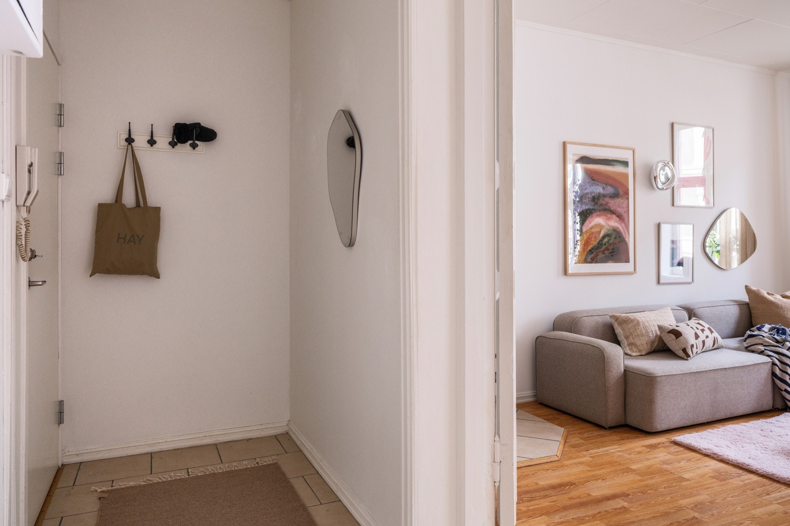 Du ønskes velkommen inn i en lys entré med plass til sko og oppheng av yttertøy. Entréen har flislagt gulv og lysmalte overflater. Galleribilde