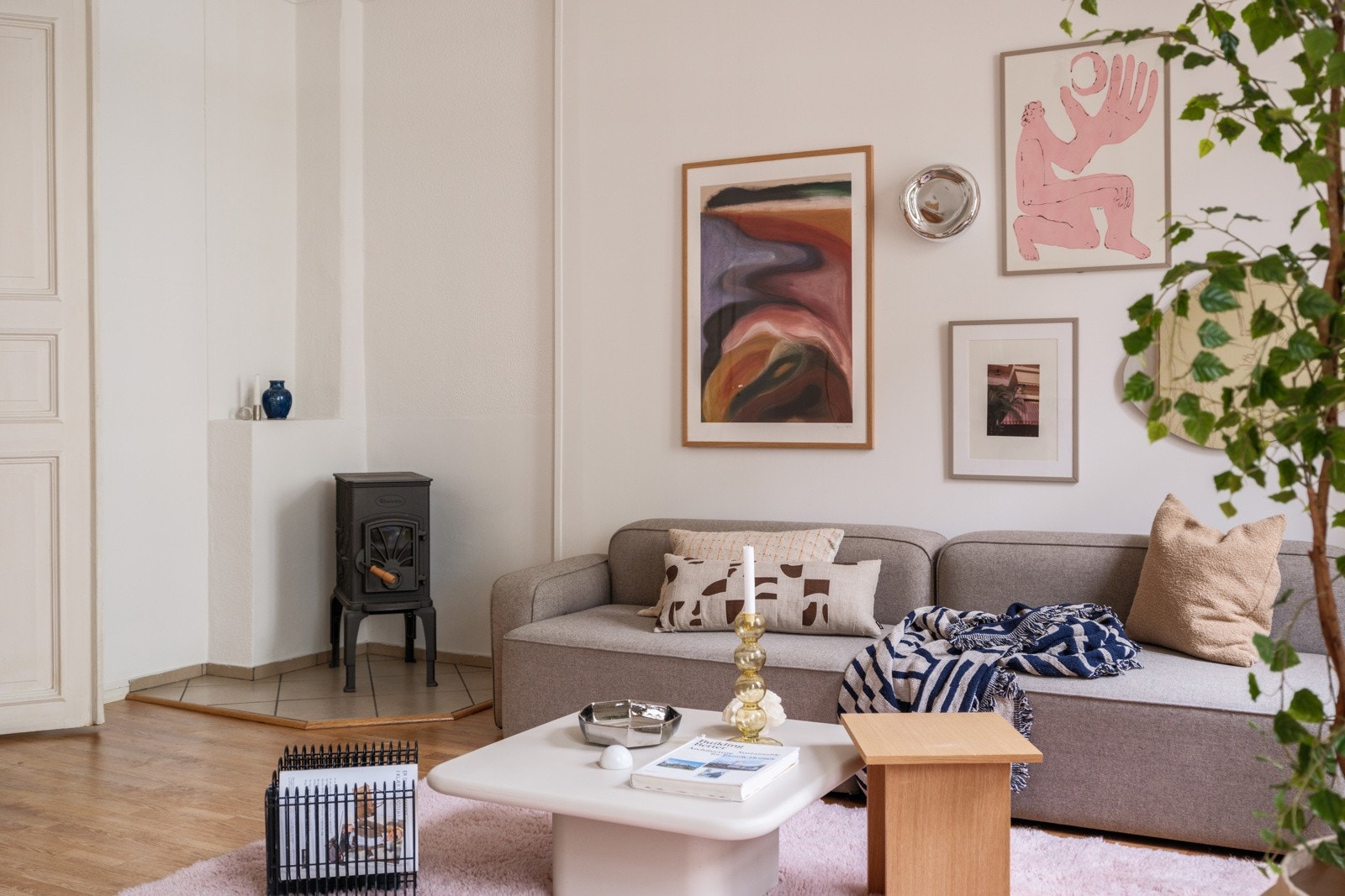 Leiligheten fremstår velholdt med glatte malte overflater og laminatgulv i god stand, men har en enkel og noe utdatert standard som må oppgraderes for å tilfredsstille dagens ønsker og krav til standard. Galleribilde