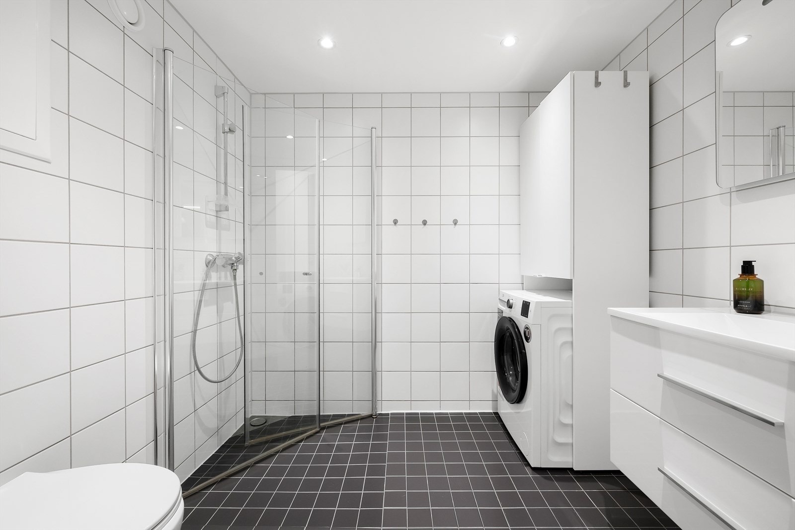 Badet er moderne og lyst med god plass. Galleribilde