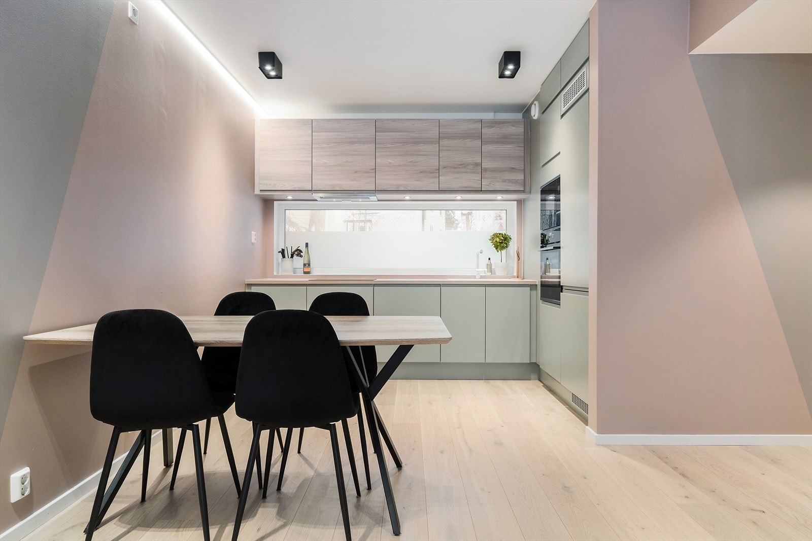 Kjøkkenet er moderne med mye lagringsmuligheter og integrerte hvitevarer i akkuratt passe høyde. Galleribilde