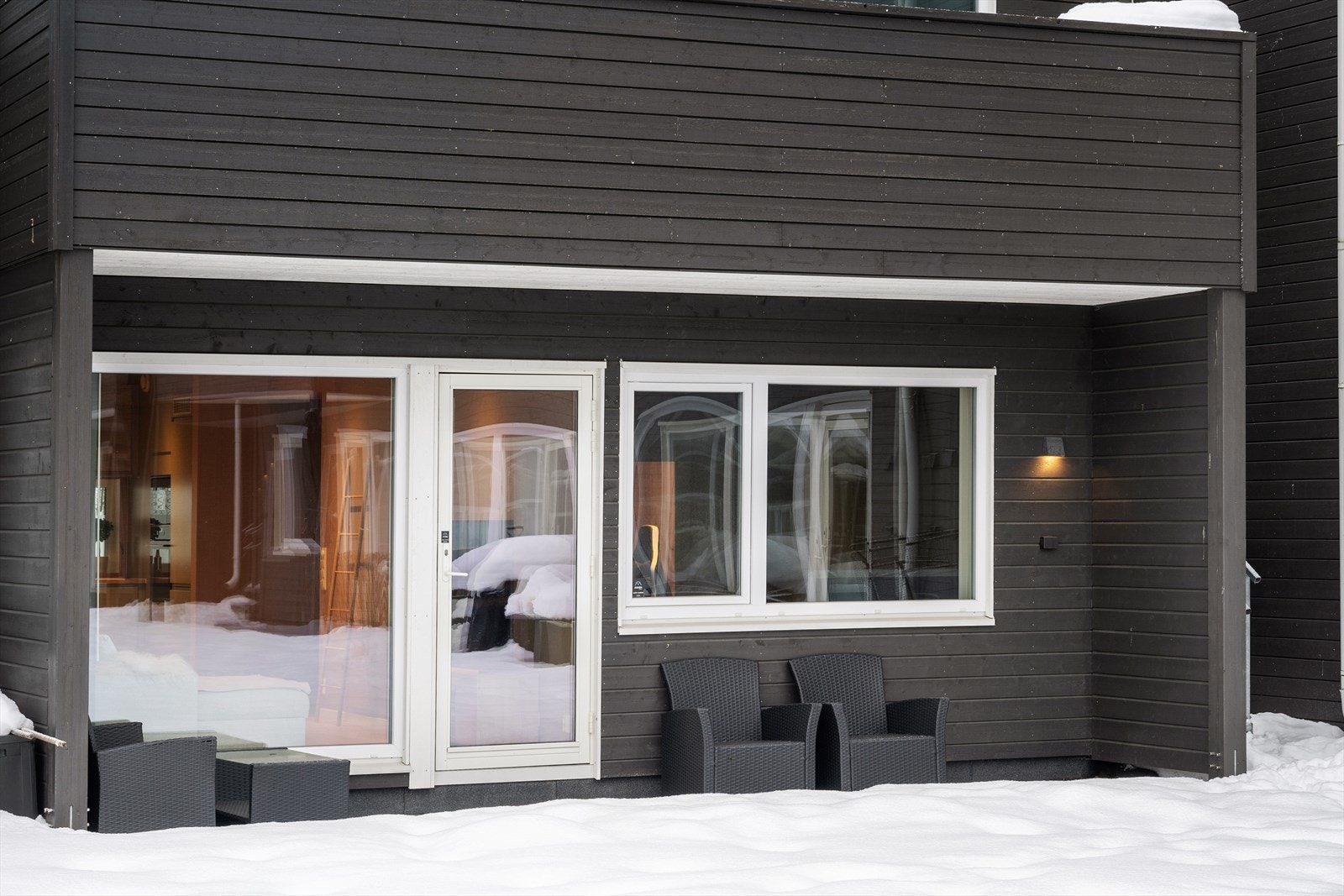 Leiligheten har også en koselig uteplass, om sommeren er dette er flott plass å samles. Galleribilde