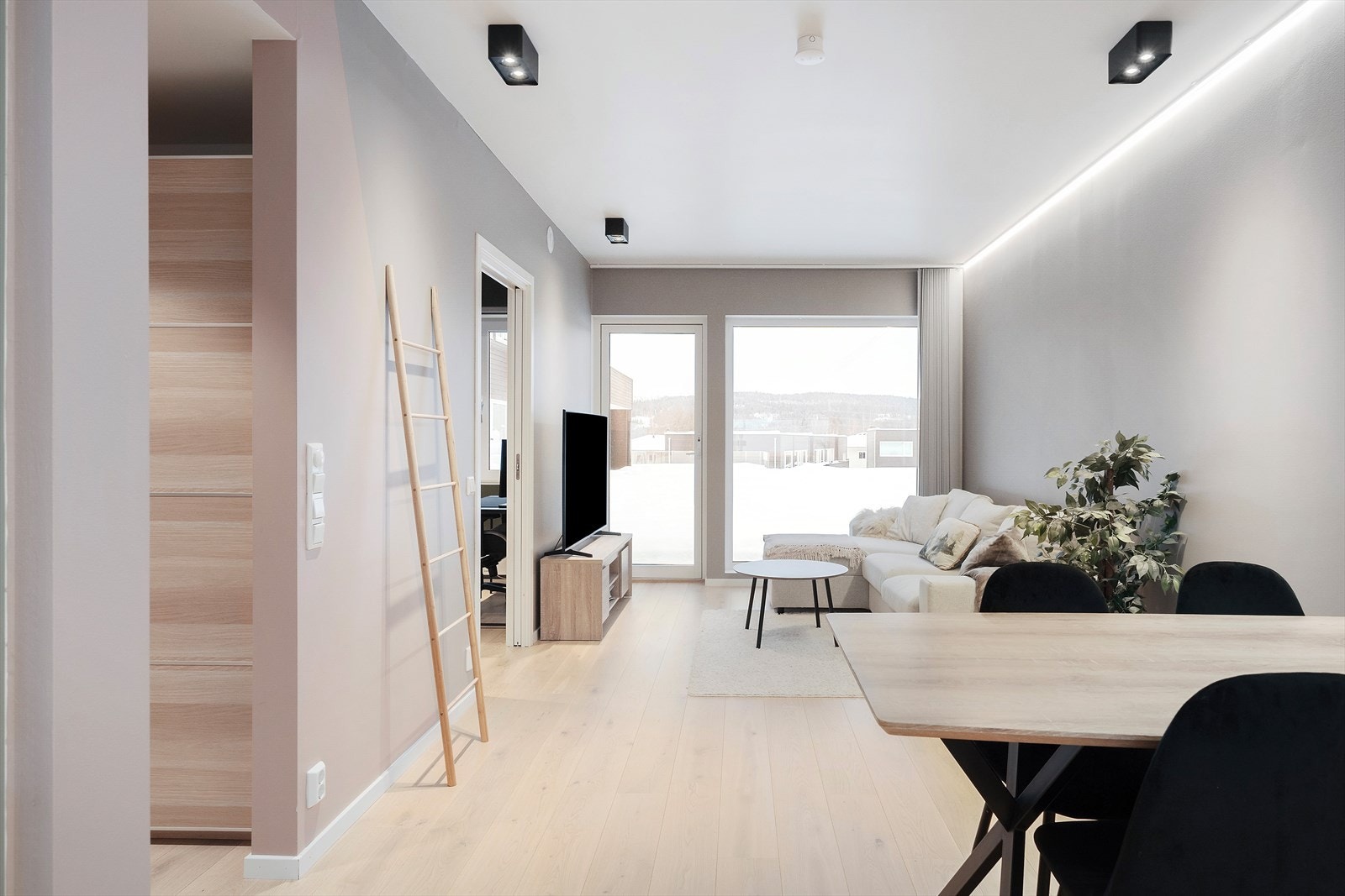 Leiligheten har store vindusflater som gir god tilførsel av naturlig lys. Galleribilde