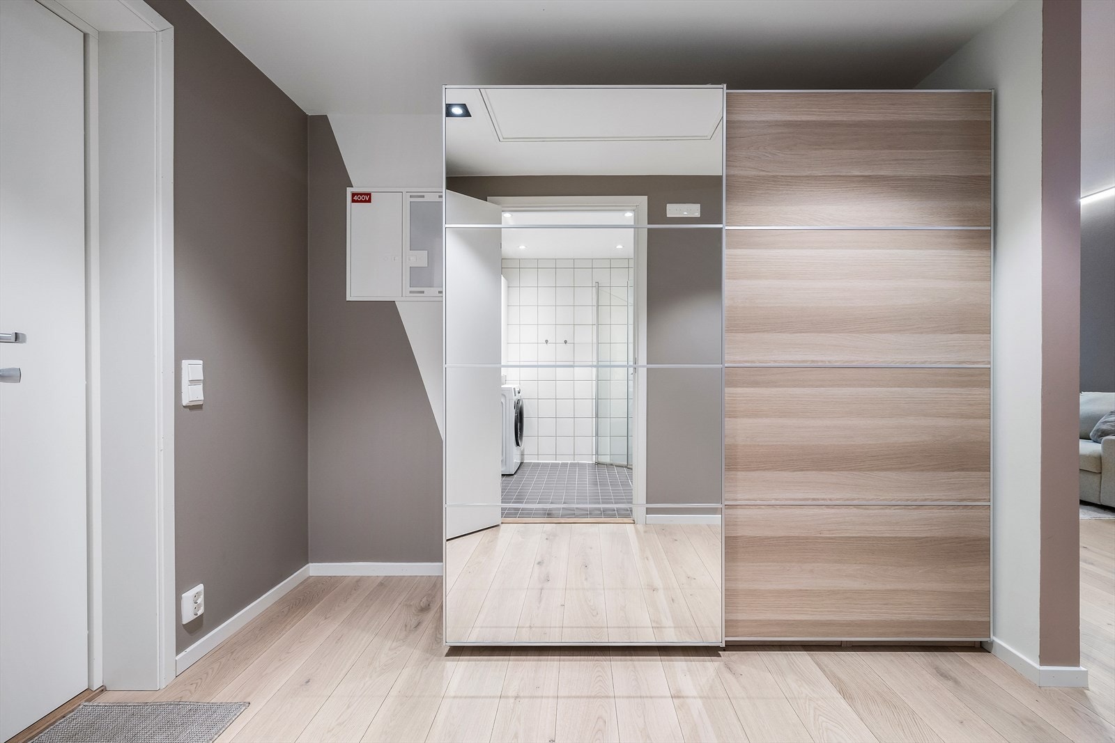 Velkommen inn til en lys og romslig gang. Galleribilde