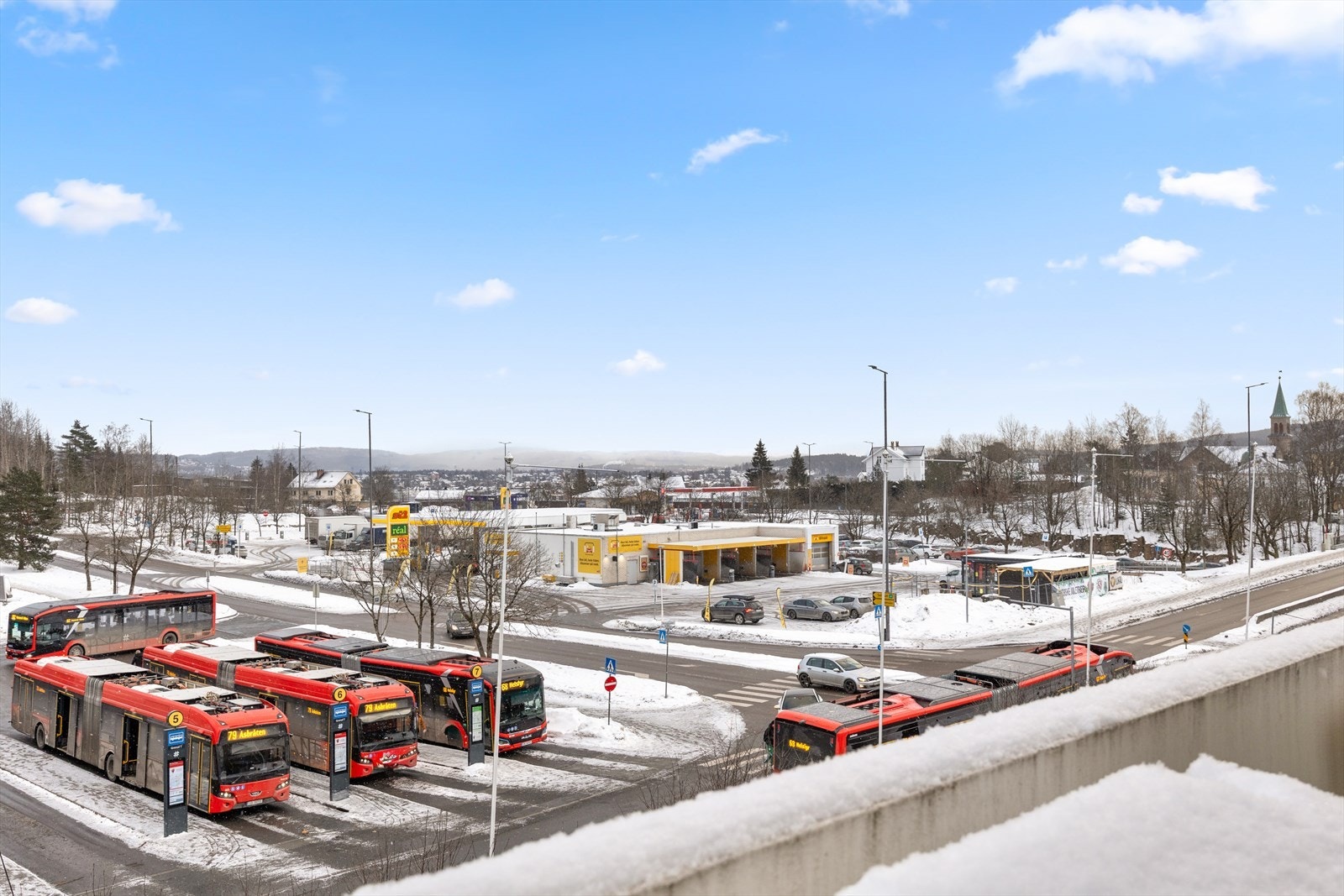 Kollektivknutepunktet Grorud T ligger kun ett minutts gange unna, med T-bane og buss. Galleribilde