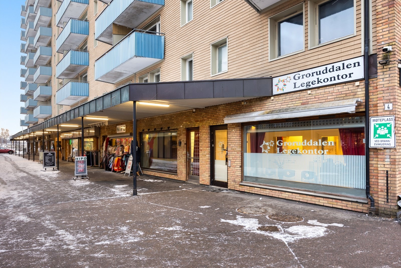 I bygningens første etasje finnes det flere servicetilbud og næringslokaler. Galleribilde