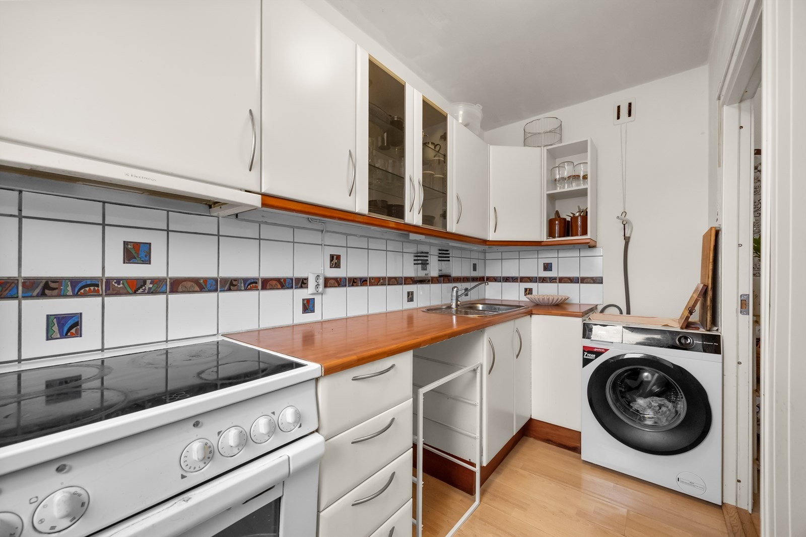 Kjøkkenet er utstyrt med komfyr, ventilator med kullfilter og har opplegg for vaskemaskin. Galleribilde