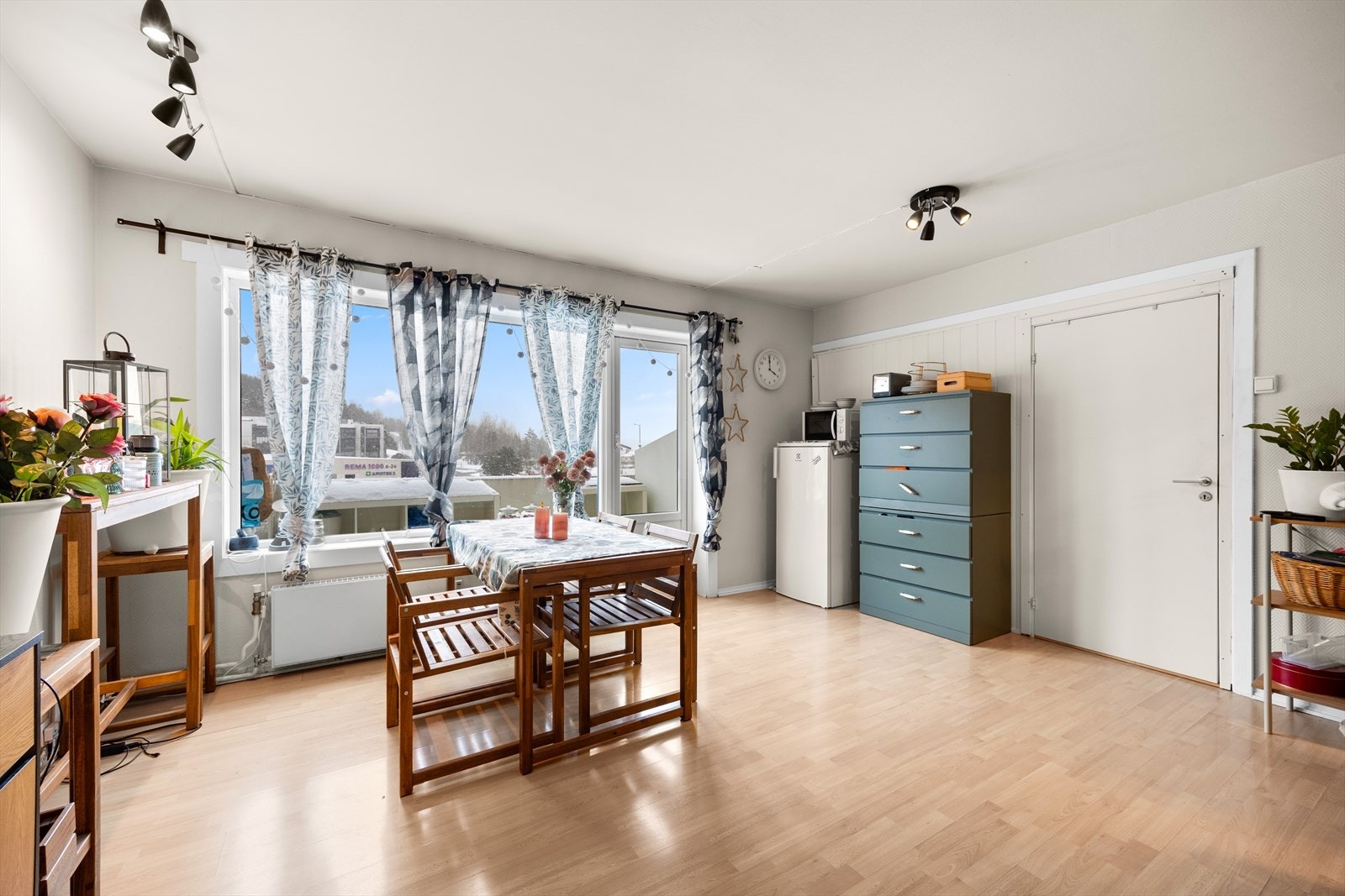 Rommet har en takhøyde på ca. 2,44 meter og oppvarmes med radiatorer fra sentralanlegget. Galleribilde