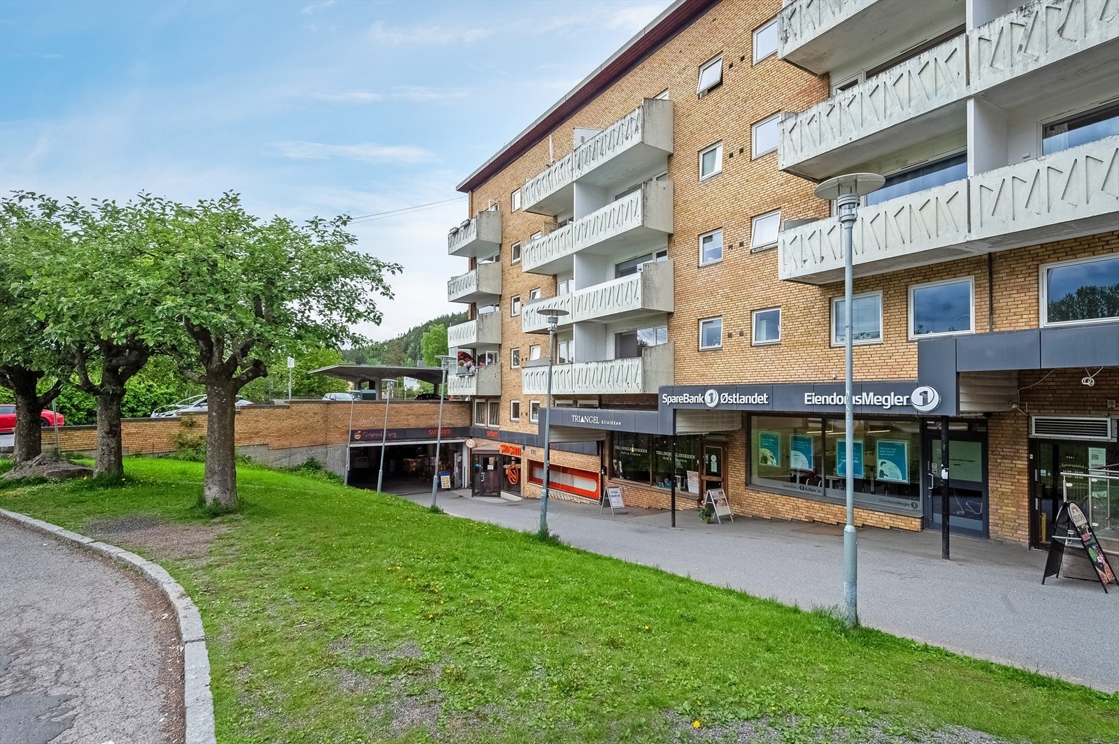 Området har en god blanding av boliger og lett tilgjengelige servicetilbud. Galleribilde