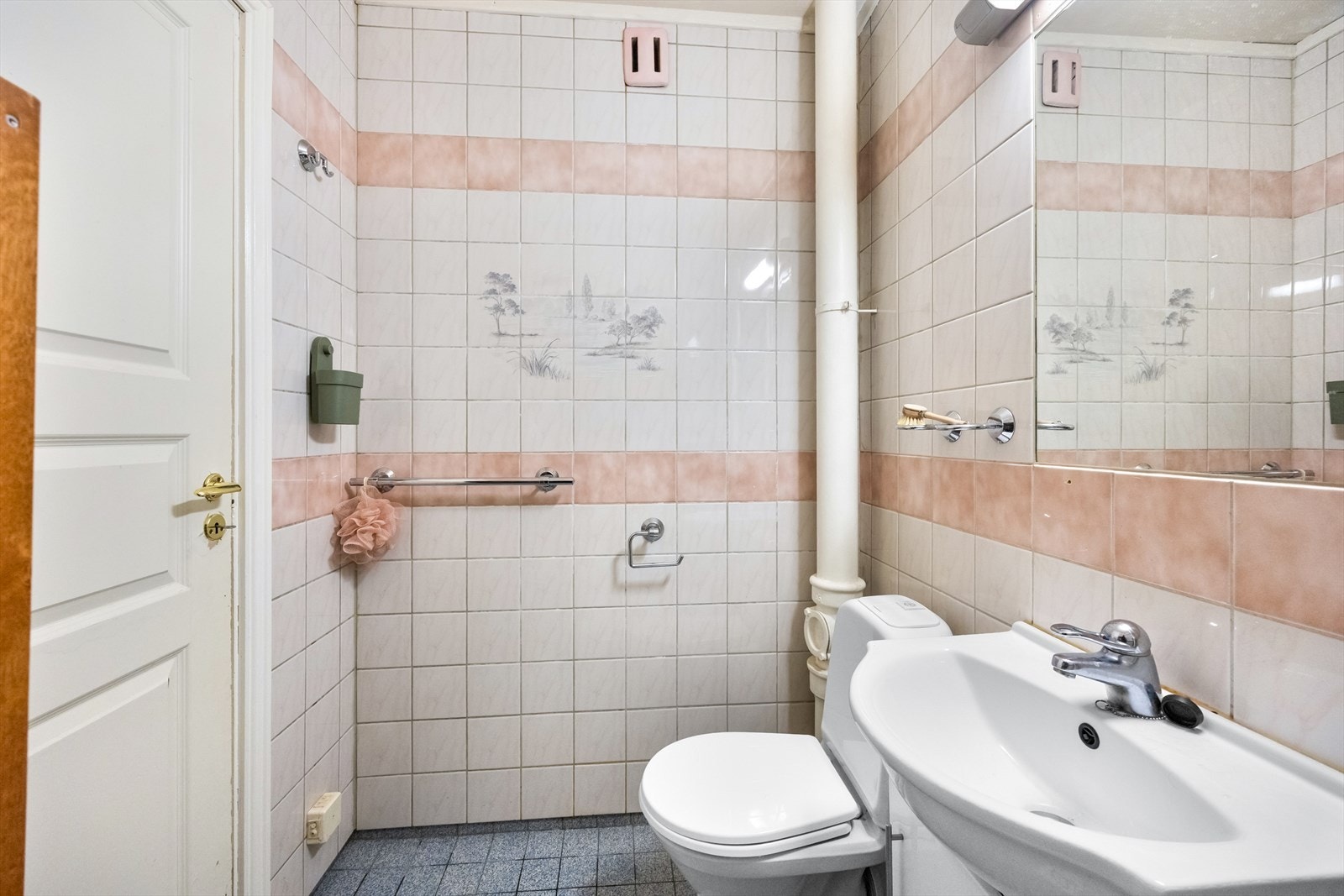 Badet er utstyrt med toalett og har malte, profilerte dører. Galleribilde