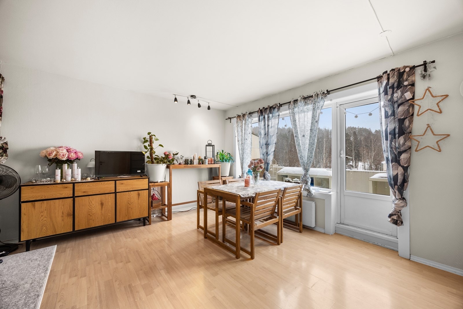 Stuen er leilighetens sentrale rom, med laminatgulv og god plass til møblering. Galleribilde