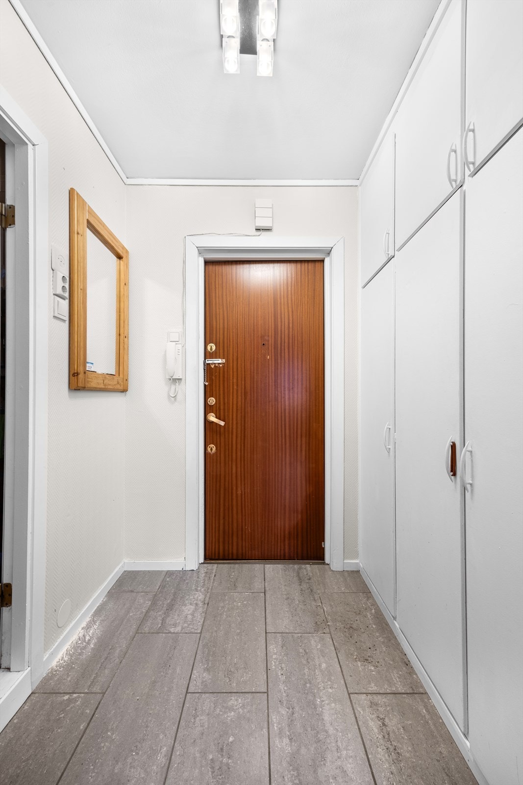 Entréen har god plass til oppbevaring i integrerte skap. Galleribilde