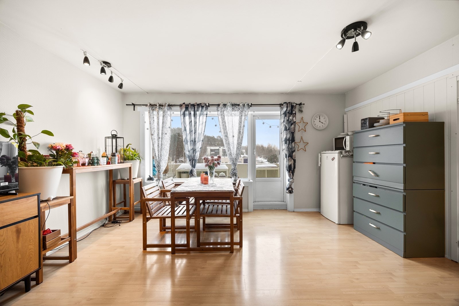 Den åpne løsningen mellom stue og alkove gir en god romfølelse. Galleribilde