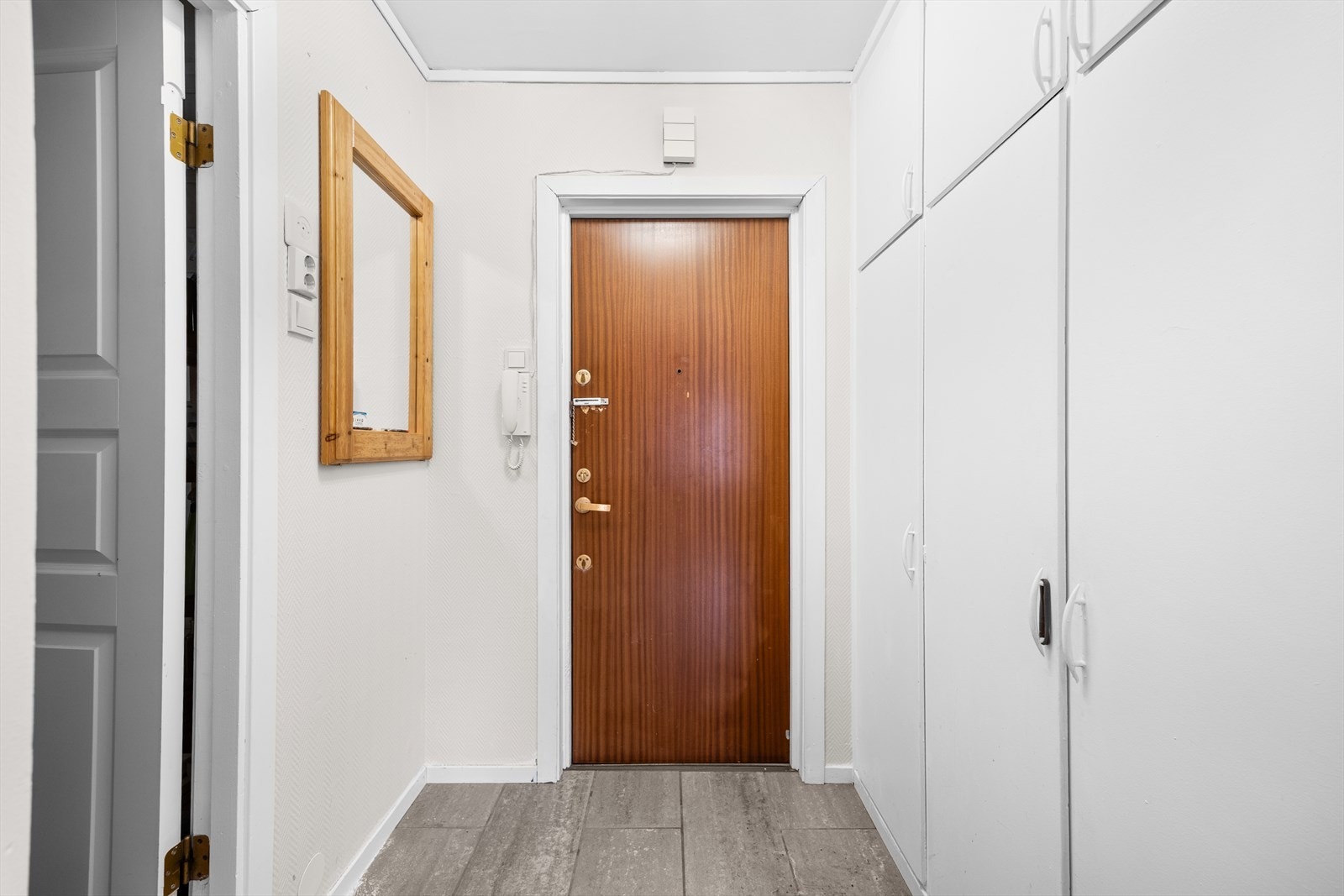 Inngangsdøren er brann- og lydklassifisert for økt sikkerhet og komfort. Galleribilde