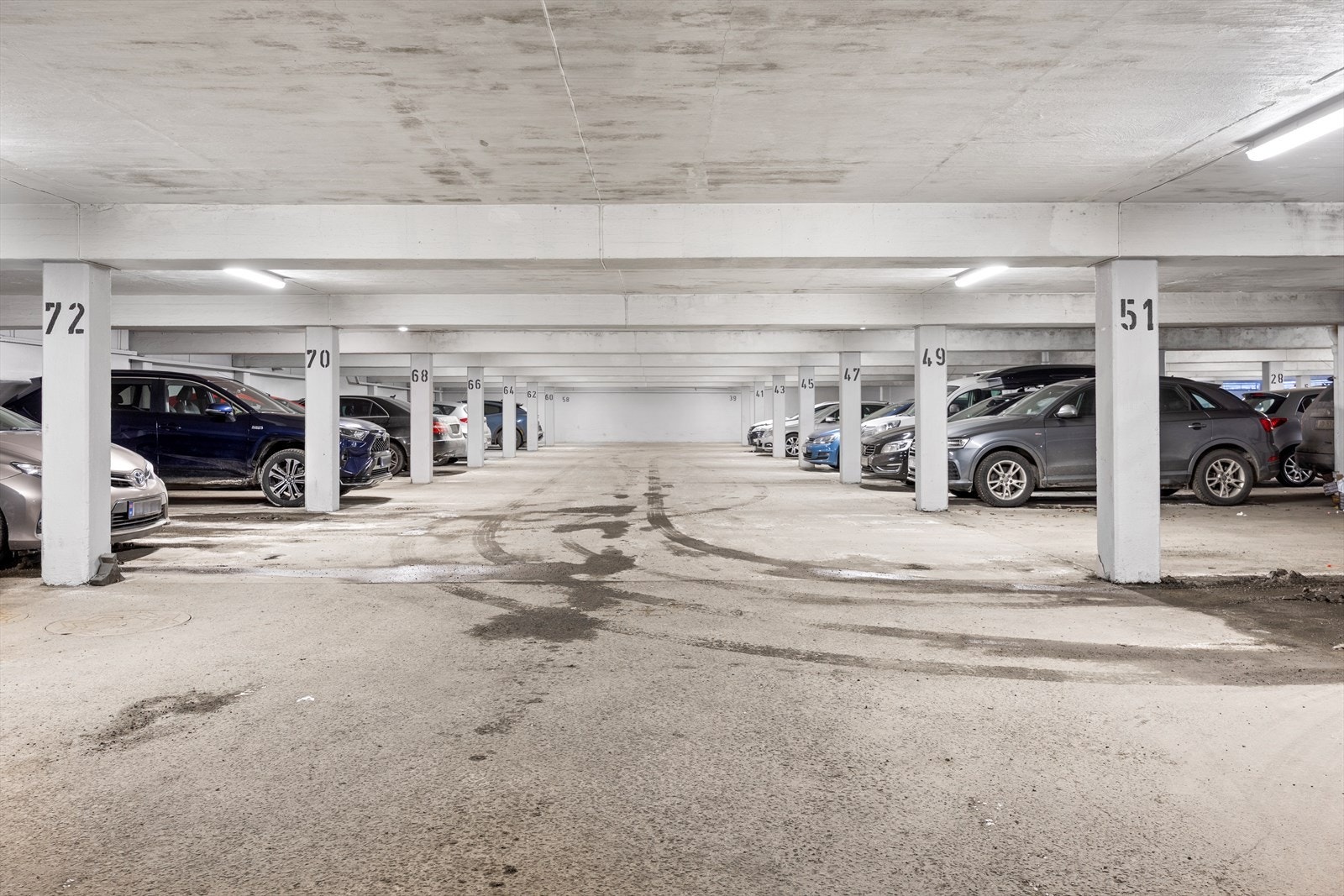 Sameiet har et eget parkeringshus som utgjør en av næringsseksjonene. Galleribilde